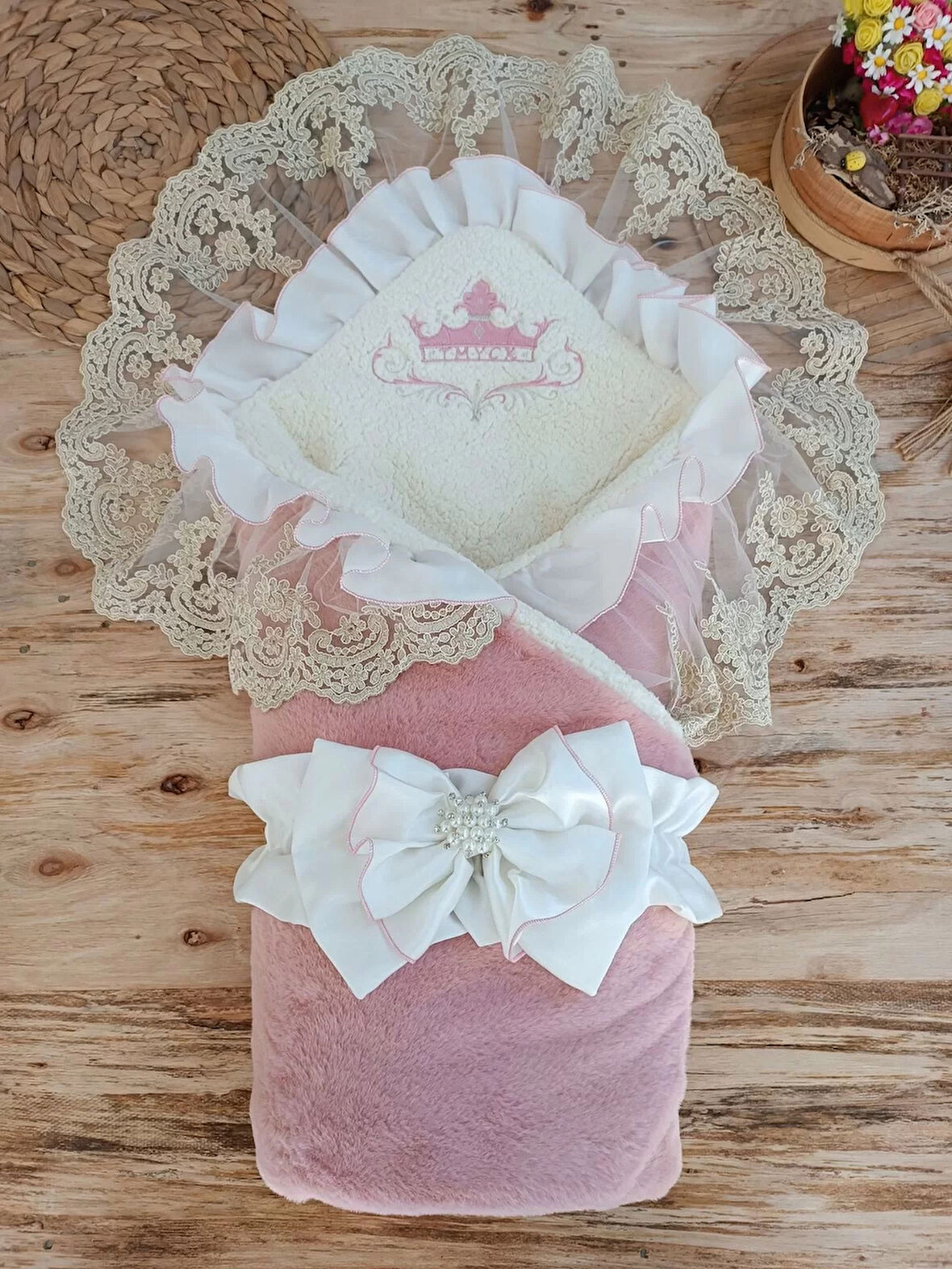 Yenidoğan Wool Yün Kumaş Taç Nakışlı Güpür Duvaklı Fiyonk Prizma Taş Unisex Kundak Bebek Battaniyesi Pembe