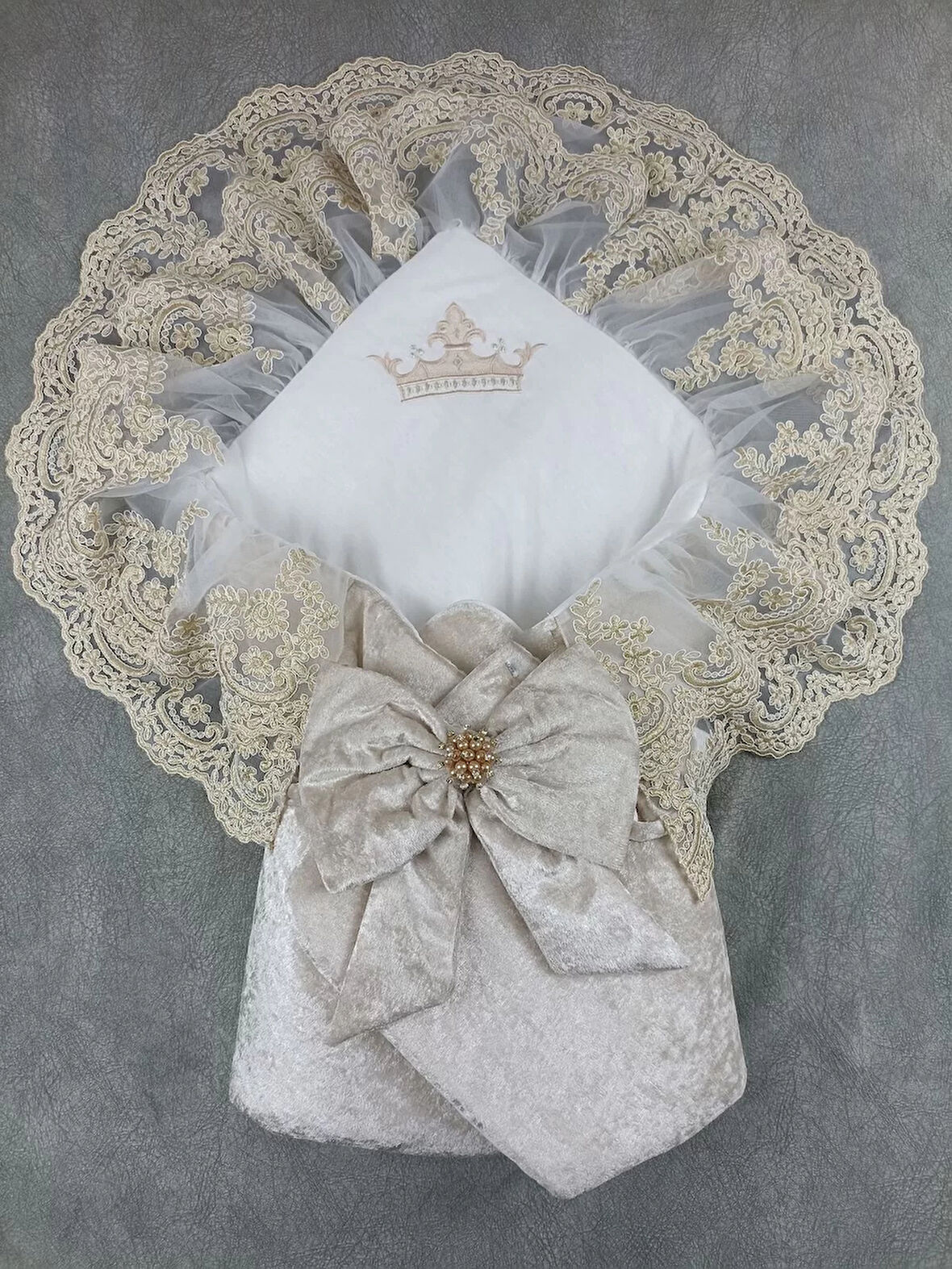 Yenidoğan Saray Kadife Taç Nakışlı İnci Fiyonklu Çift Dantel Duvak Trilüks Kundak Bebek Battaniyesi Vizon-gold