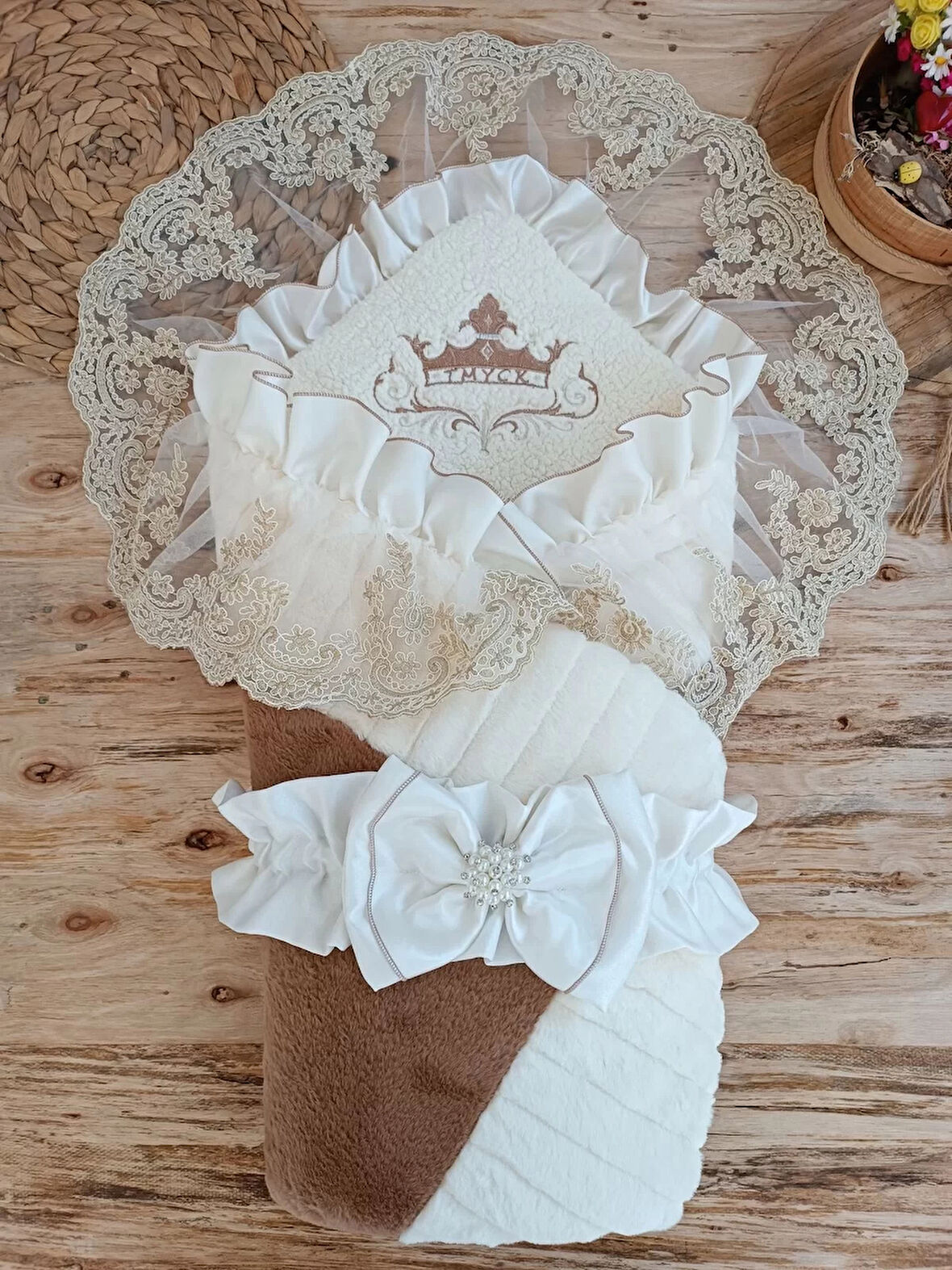 Yenidoğan Wool Yün Kumaş Taç Nakışlı Güpür Duvaklı Fiyonk Prizma Taş Unisex Kundak Bebek Battaniyesi Kahverengi
