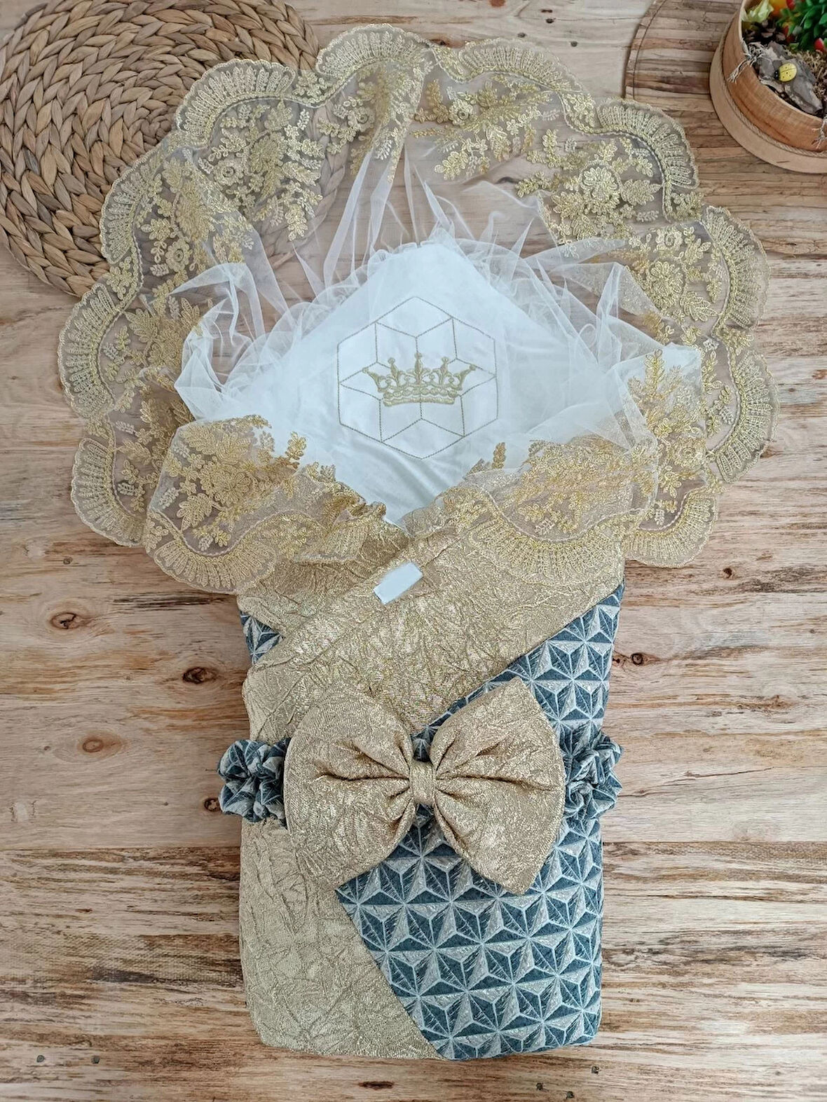 Yenidoğan Ultralüks Piramit Desenli Güpürlü Bebek Battaniyesi Kundak Gold