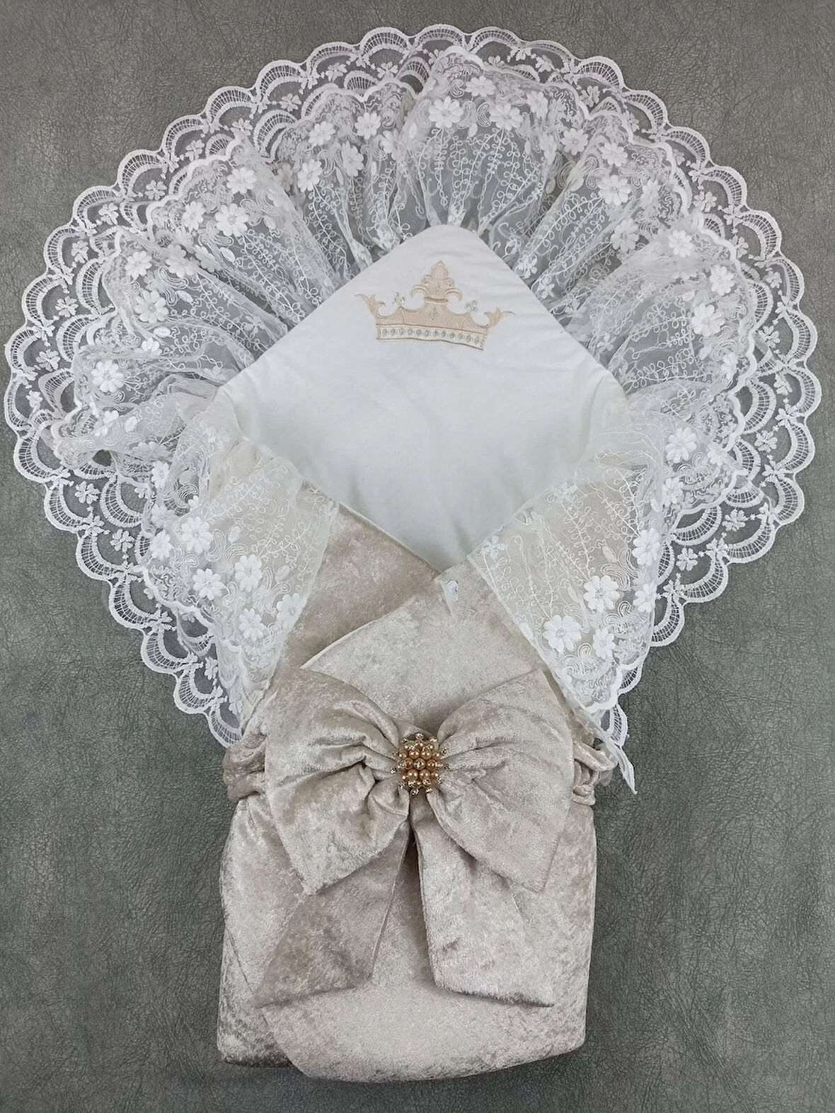 Yenidoğan Saray Kadife Taç Nakışlı İnci Fiyonklu Çift Dantel Duvak Trilüks Kundak Bebek Battaniyesi Vizon-ekru