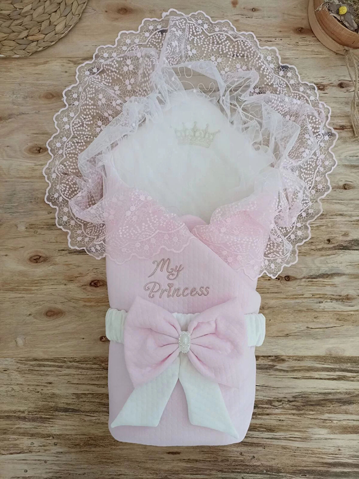 Bal Peteği My Princess Taç Nakış İnci Fiyonklu Dantel Duvaklı Delüks Kundak Bebek Battaniyesi Pembe