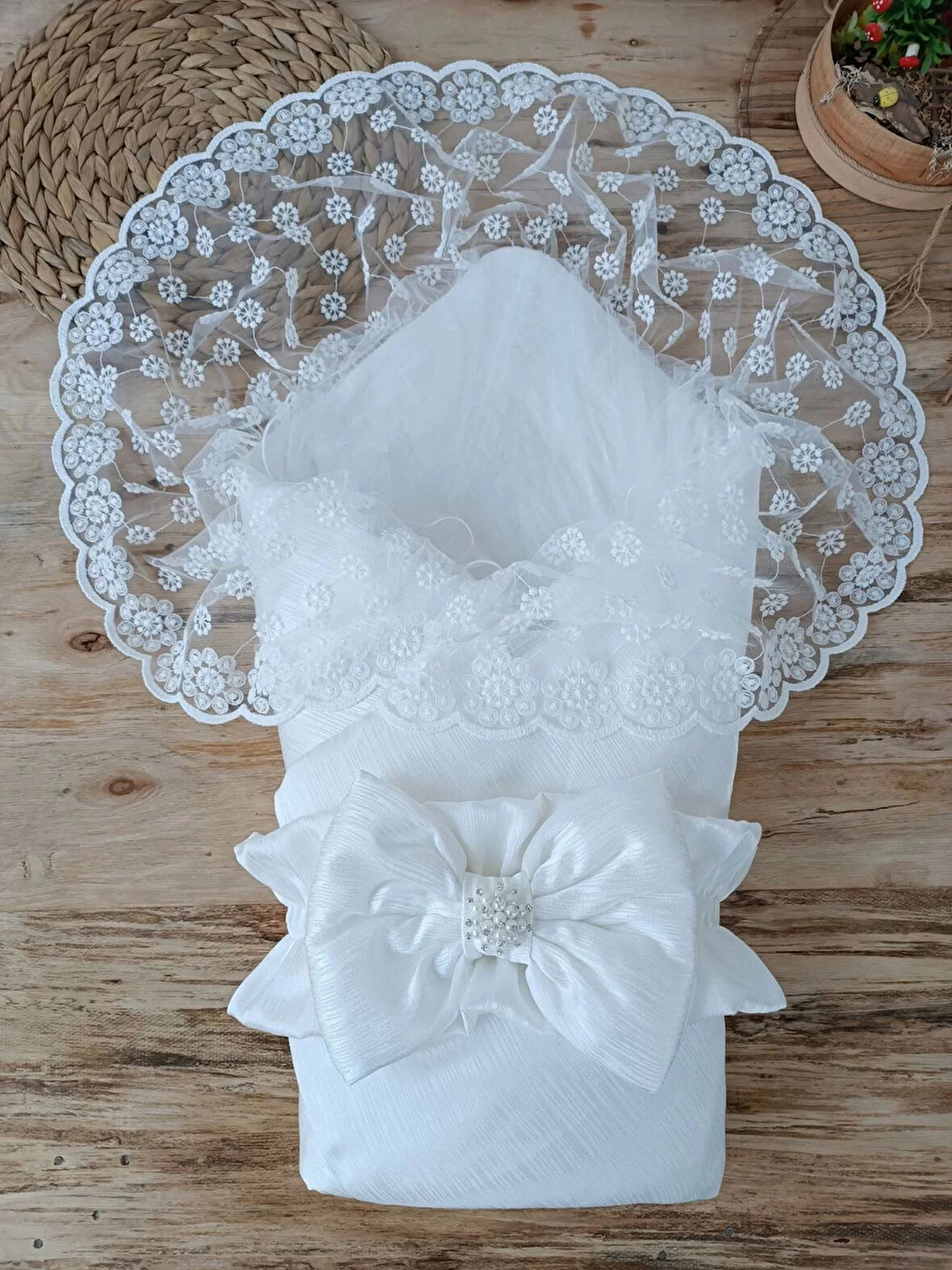 Yenidoğan Ay Işığı Papatya Dantelli Taşlı Fiyonk Bebek Battaniyesi Kundak Ekru