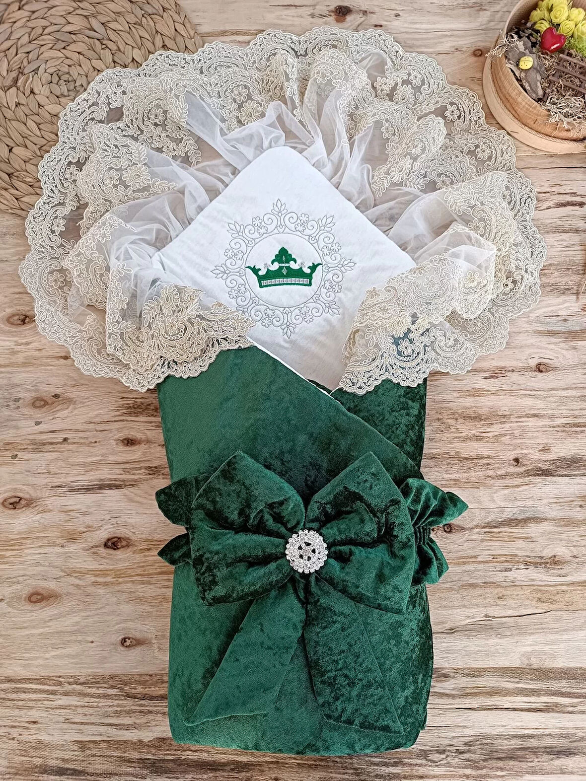 Yenidoğan Saray Kadife Taç Nakışlı İnci Fiyonklu Çift Dantel Duvak Trilüks Kundak Bebek Battaniyesi Yeşil