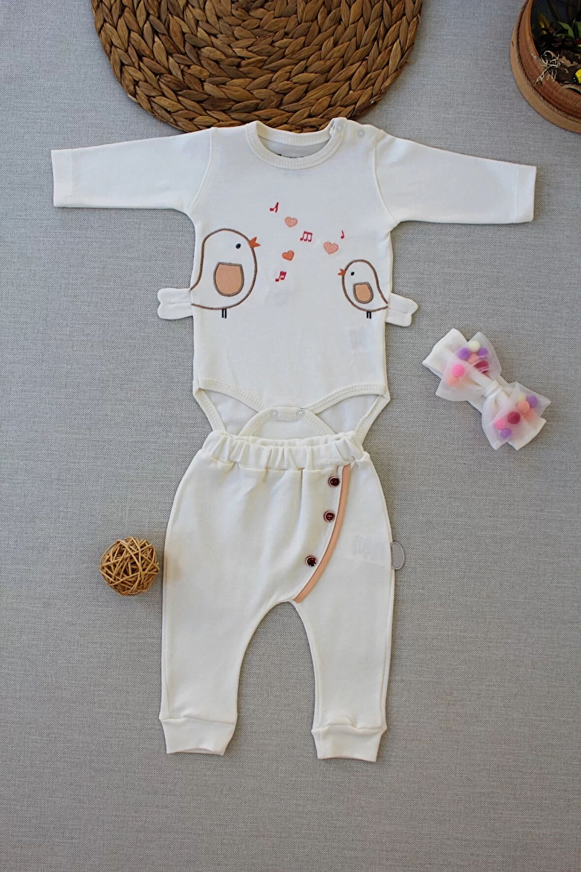 3-6 6-9 9-12 Ay Şarkıcı Kuşlar Nakışlı Bandanalı Uzun Kollu Zıbınlı 3lü Kız Bebek Takımı Ekru