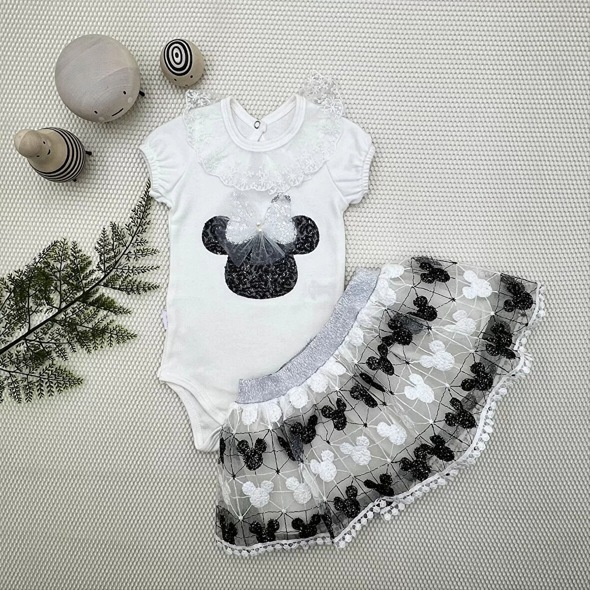1-2-3 Yaş Payetli Mickey Nakışlı Kısa Kollu Brode Etekli 2li Kız Bebek Takımı Siyah