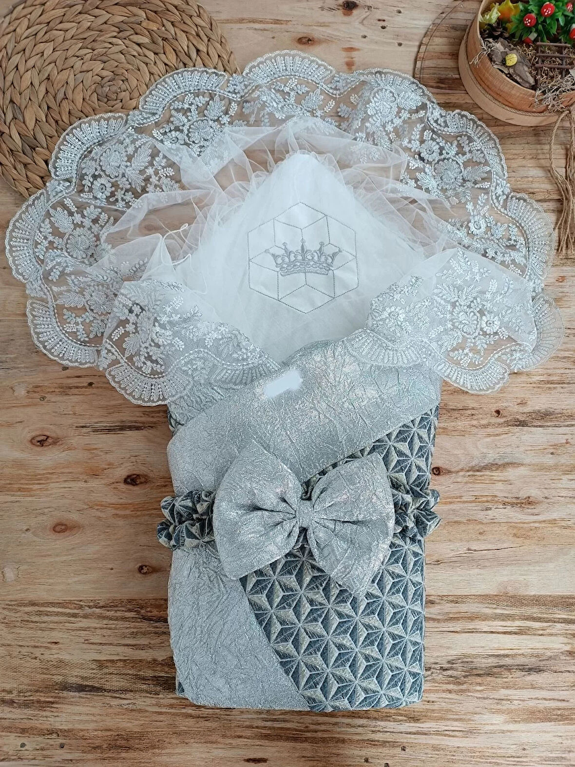 Yenidoğan Ultralüks Piramit Desenli Güpürlü Bebek Battaniyesi Kundak Gümüş