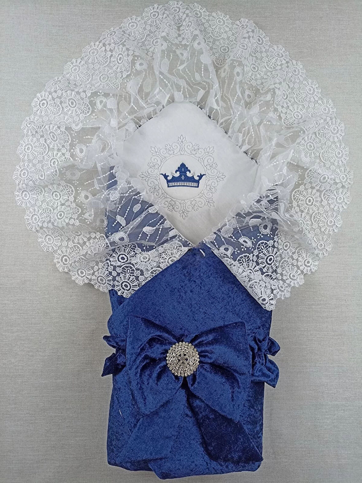 Yenidoğan Saray Kadife Taç Nakışlı İnci Fiyonklu Dantel Duvak Trilüks Kundak Bebek Battaniye Lacivert