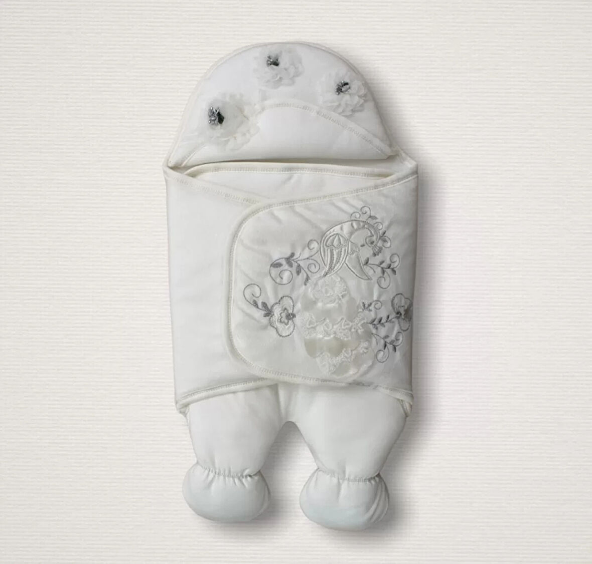 Yenidoğan Üç Çiçek Tavuskuşu Nakışlı Lüks Ayaklı Erkek Bebek Kundak Ekru
