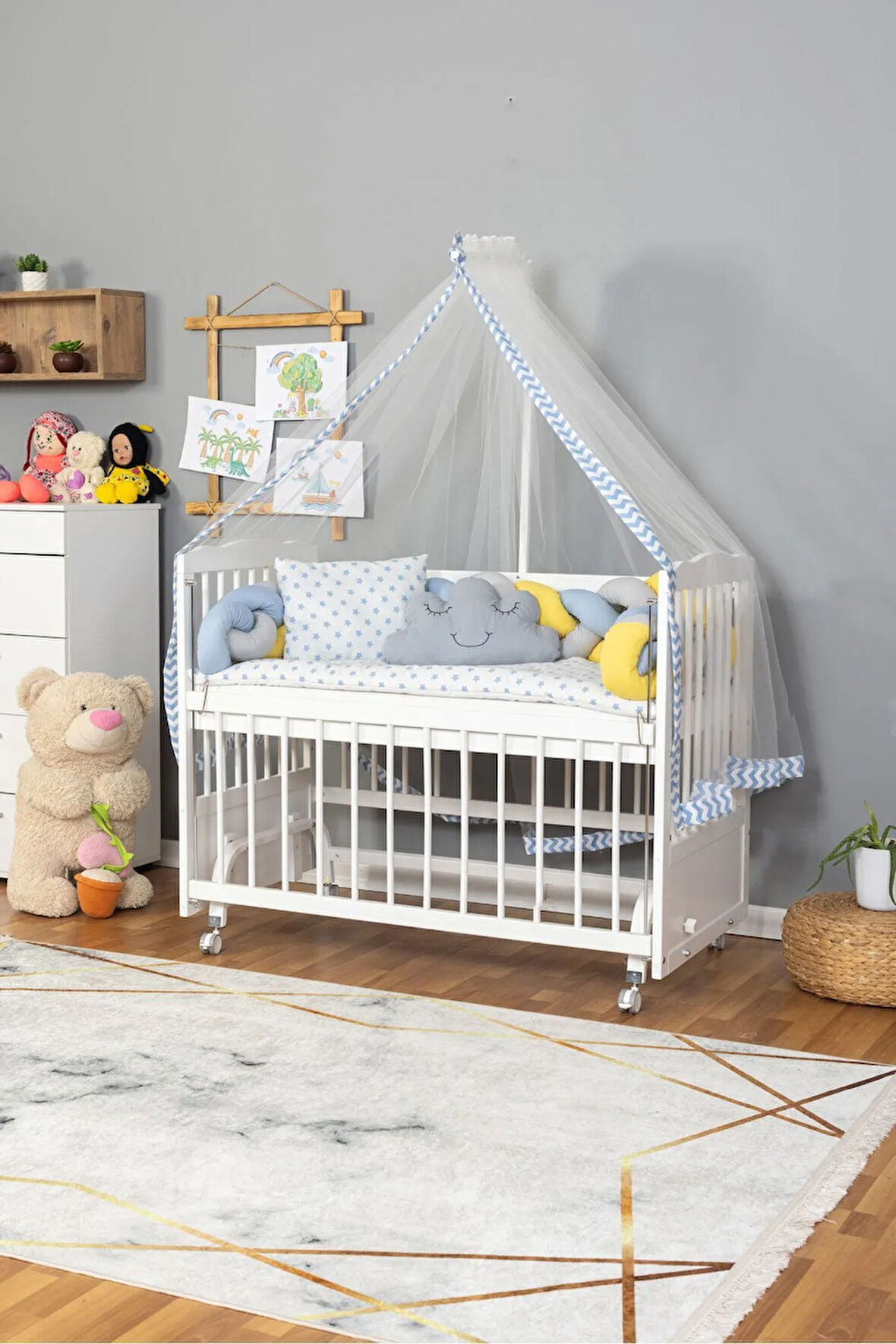 Ahşap Beşik Anne Yanı Beşik Beyaz 60x120 - Mavi Sarı Örgü Uyku Seti Seti + Yatak + Tekerlekli