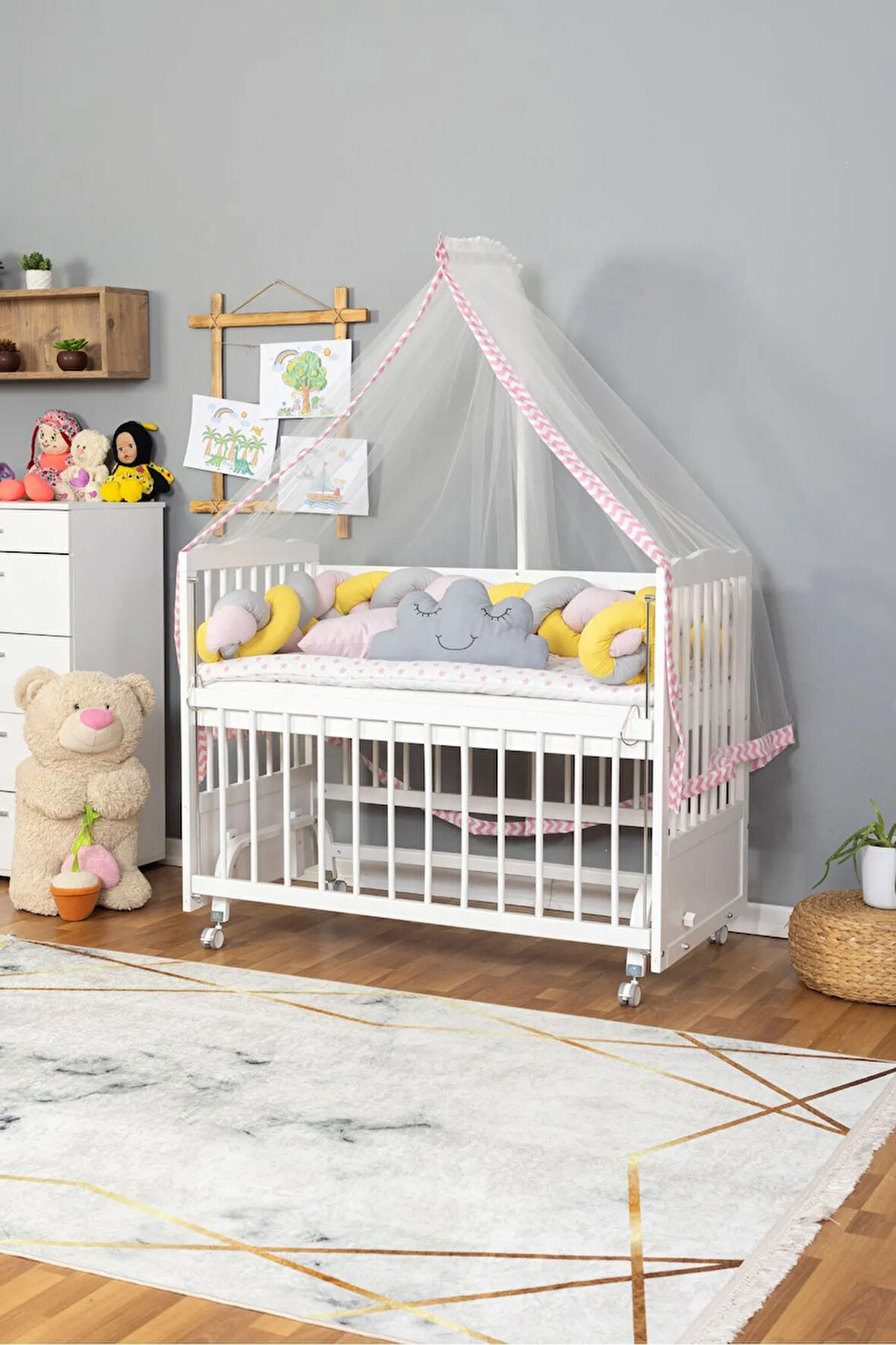 Ahşap Beşik Anne Yanı Beşik Beyaz 60x120 - Pembe Sarı Örgü Uyku Seti Seti + Yatak + Tekerlekli