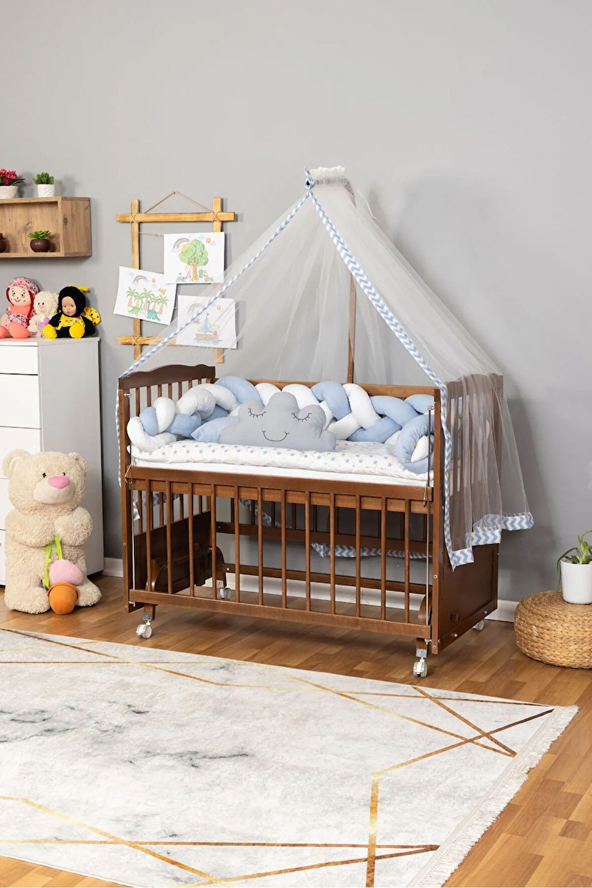 Ahşap Beşik Anne Yanı Beşik Ceviz 60x120 - Mavi Beyaz Örgü Uyku Seti Seti + Yatak + Tekerlekli