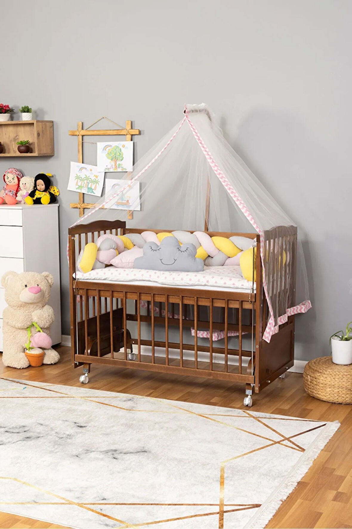 Ahşap Beşik Anne Yanı Beşik Ceviz 60x120 - Pembe Sarı Örgü Uyku Seti Seti + Yatak + Tekerlekli