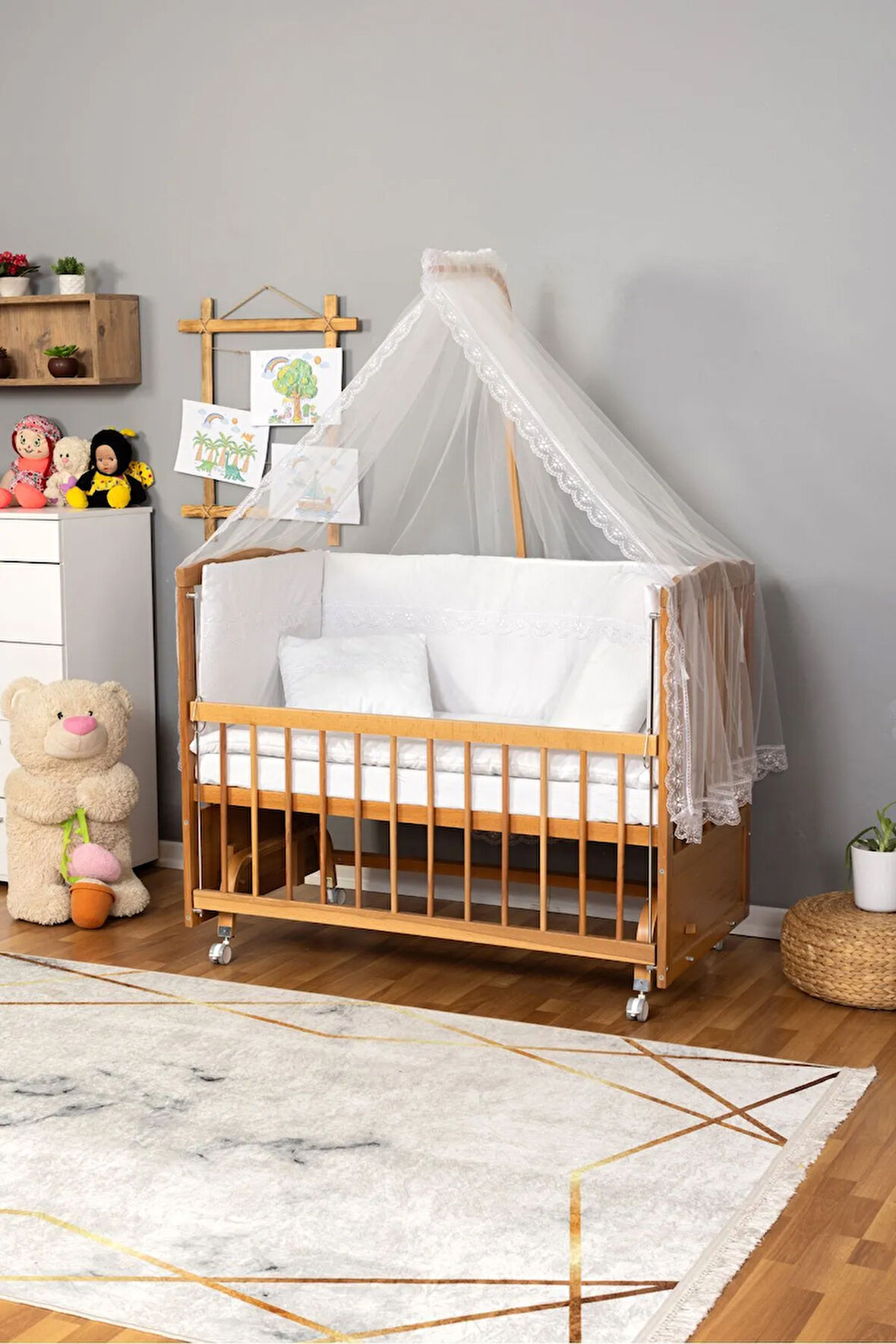 Ahşap Beşik Anne Yanı Beşik (Vernikli) 60x120 - Beyaz Güpür Uyku Seti + Yatak + Tekerlekli