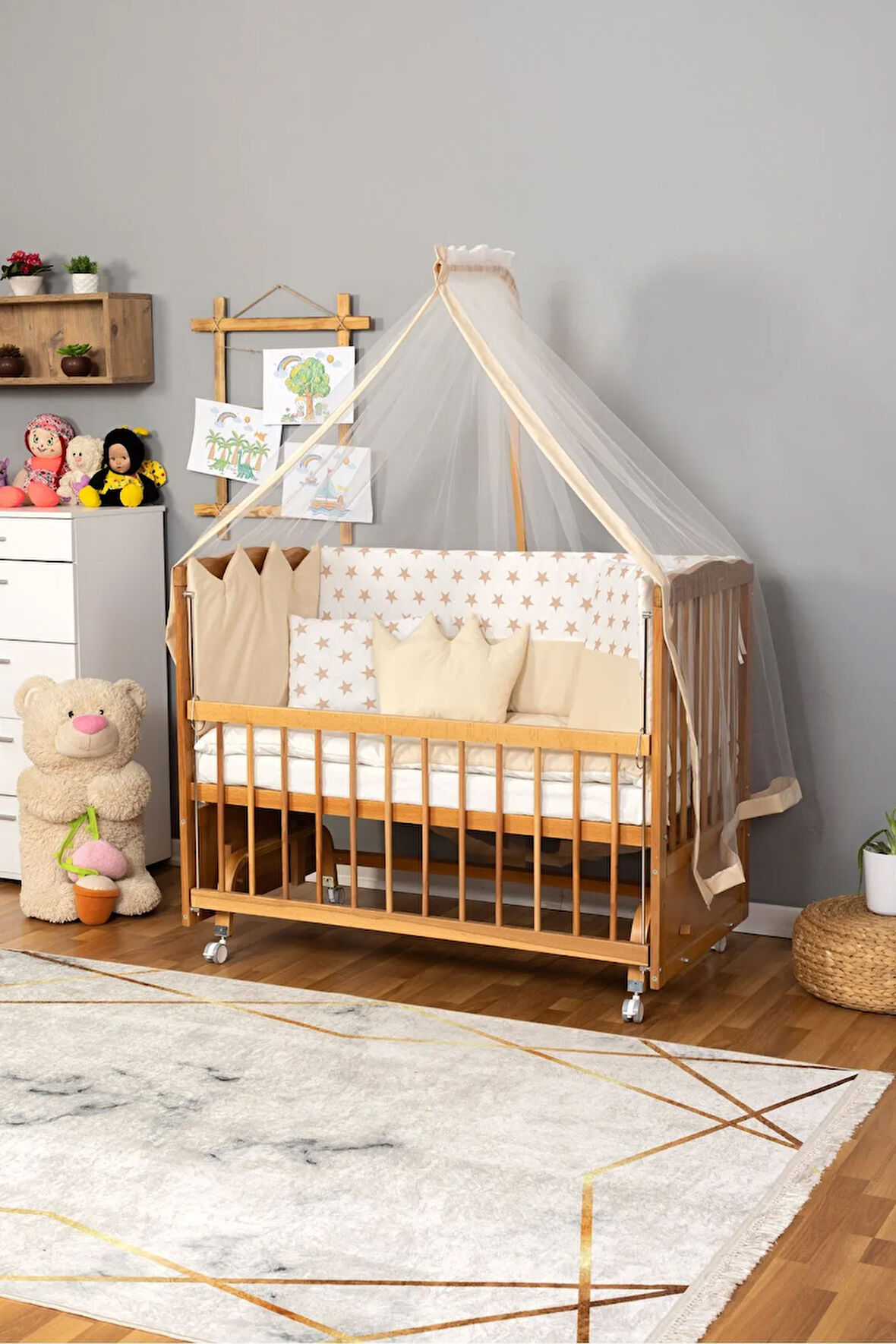 Ahşap Beşik Anne Yanı Beşik (Vernikli) 60x120 - Krem Nakış(Yazısız) Uyku Seti + Yatak + Tekerlekli