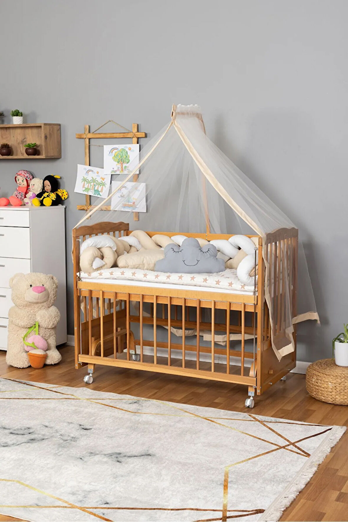 Ahşap Beşik Anne Yanı Beşik Vernikli 60x120 - Krem Beyaz Örgü Uyku Seti Seti + Yatak + Tekerlekli