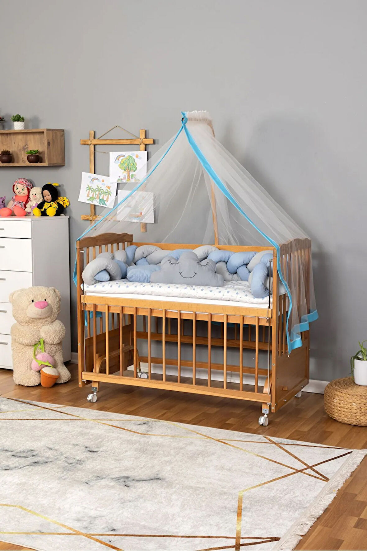 Ahşap Beşik Anne Yanı Beşik Vernikli 60x120 - Mavi Gri Örgü Uyku Seti Seti + Yatak + Tekerlekli