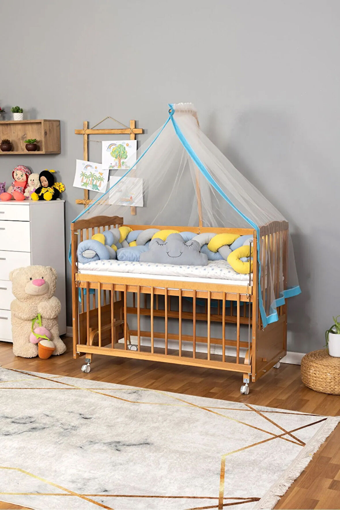 Ahşap Beşik Anne Yanı Beşik Vernikli 60x120 - Mavi Sarı Örgü Uyku Seti Seti + Yatak + Tekerlekli
