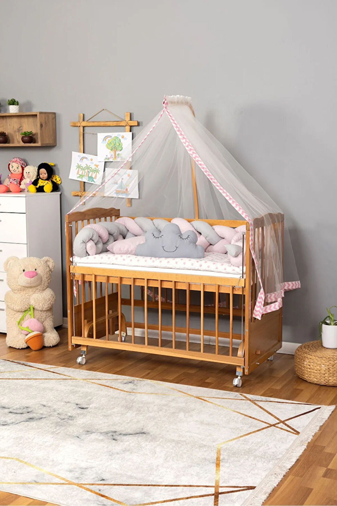 Ahşap Beşik Anne Yanı Beşik Vernikli 60x120 - Pembe Gri Örgü Uyku Seti Seti + Yatak + Tekerlekli