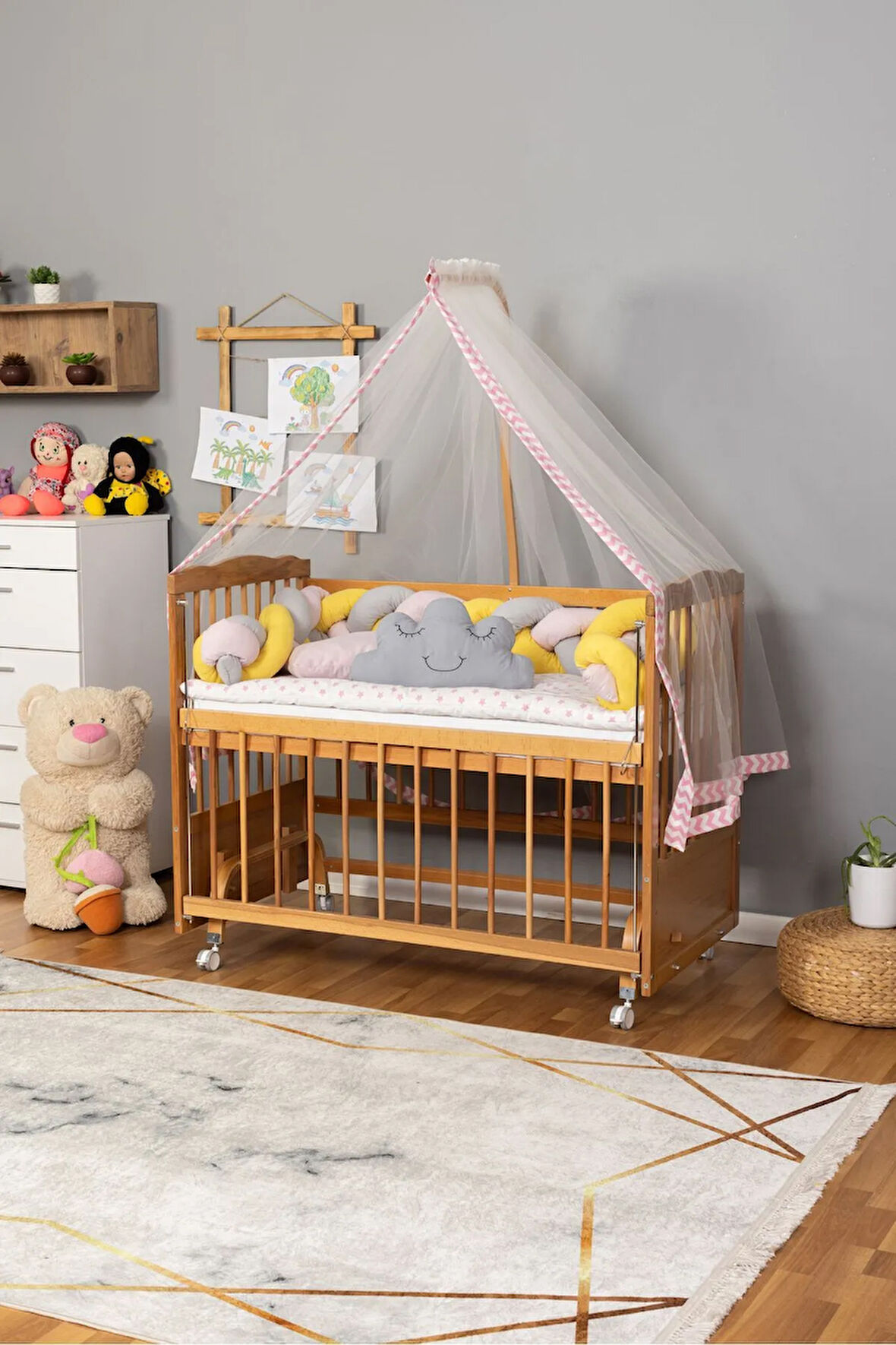 Ahşap Beşik Anne Yanı Beşik Vernikli 60x120 - Pembe Sarı Örgü Uyku Seti Seti + Yatak + Tekerlekli
