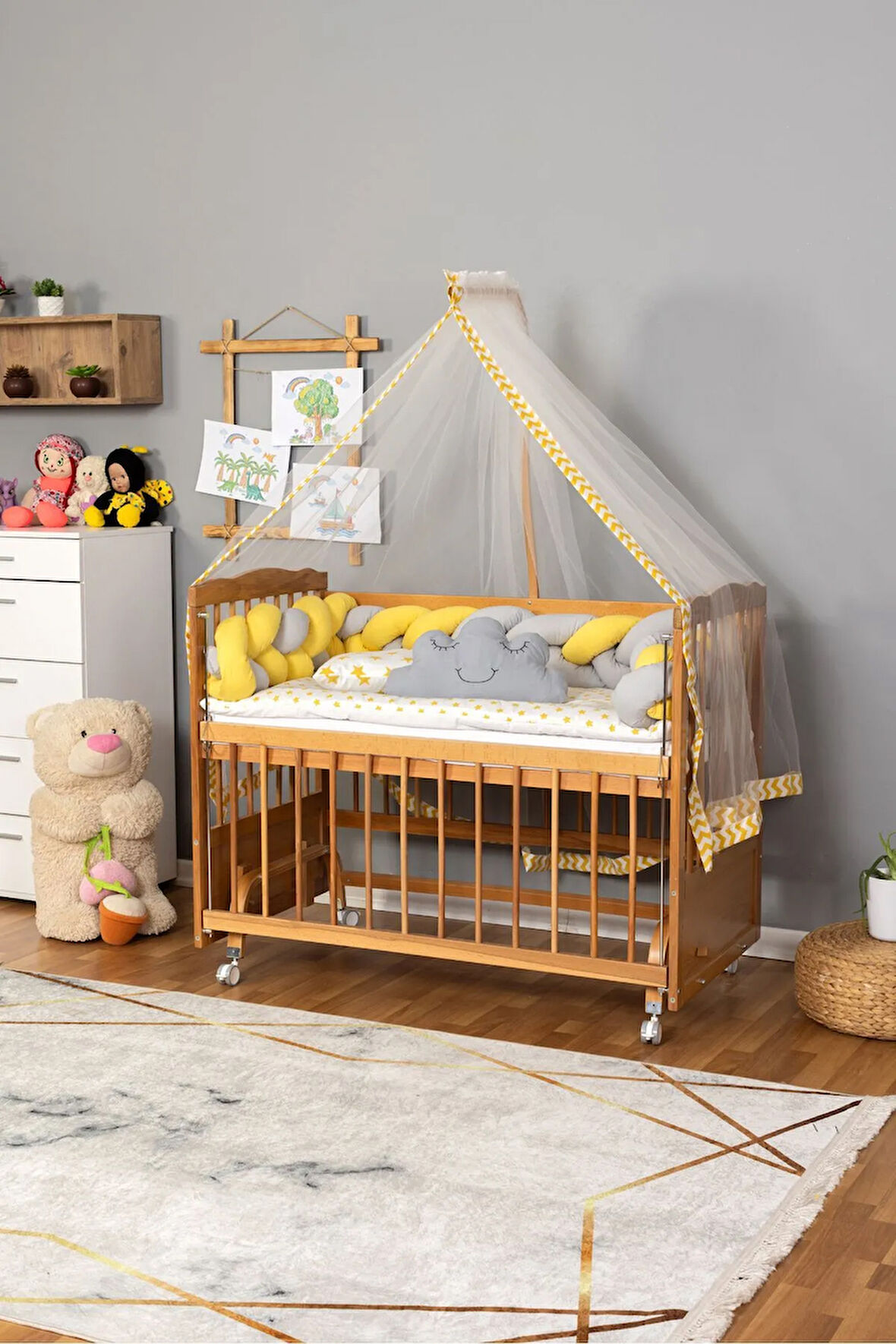 Ahşap Beşik Anne Yanı Beşik Vernikli 60x120 - Sarı Gri Örgü Uyku Seti Seti + Yatak + Tekerlekli