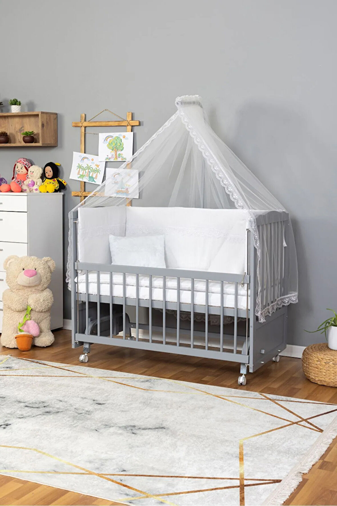 Ahşap Beşik Anne Yanı Beşik Gri 60x120 - Beyaz Güpür Uyku Seti + Yatak + Tekerlekli