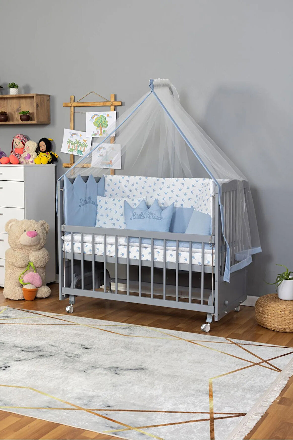 Ahşap Beşik Anne Yanı Beşik Gri 60x120 - Mavi Nakış Uyku Seti + Yatak + Tekerlekli