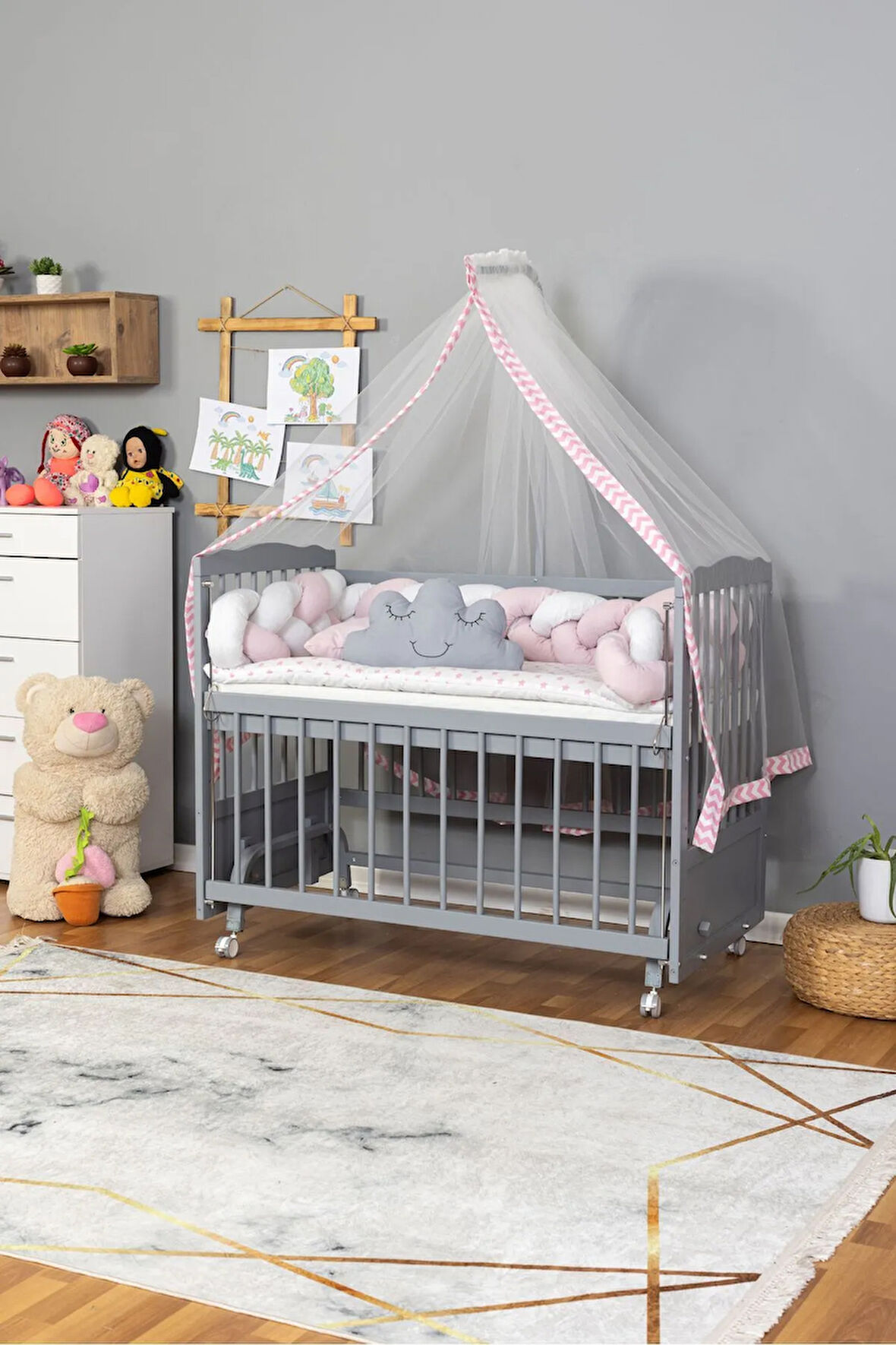 Ahşap Beşik Anne Yanı Beşik Gri 60x120 - Pembe Beyaz Örgü Uyku Seti Seti + Yatak + Tekerlekli