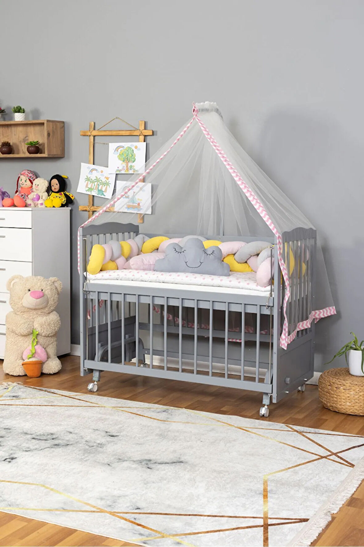 Ahşap Beşik Anne Yanı Beşik Gri 60x120 - Pembe Sarı Örgü Uyku Seti Seti + Yatak + Tekerlekli