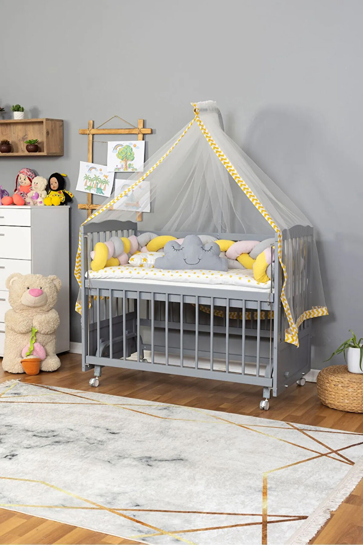 Ahşap Beşik Anne Yanı Beşik Gri 60x120 - Sarı Pembe Örgü Uyku Seti Seti + Yatak + Tekerlekli