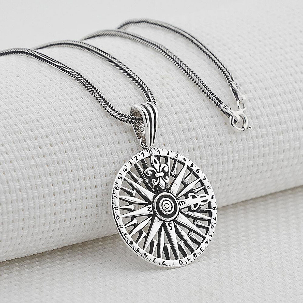 Açı Tasarımlı 925 Ayar Gümüş Pusula Kolye 