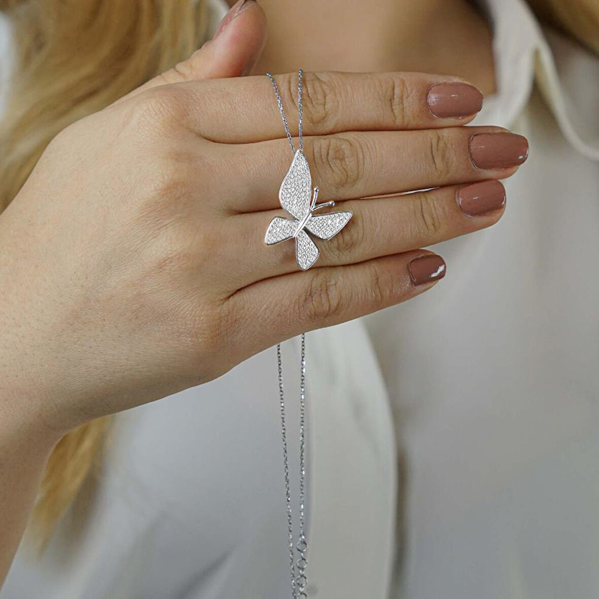 Kelebek Tasarımlı Beyaz Zirkon Taşlı Parlak 925 Ayar Gümüş Kadın Kolye 