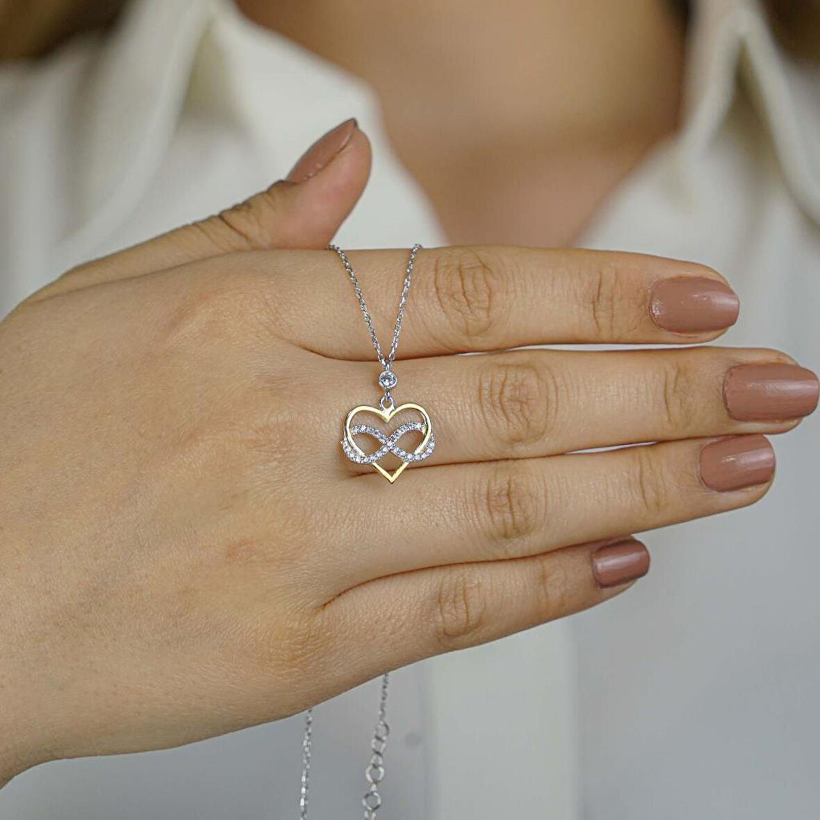 Sonsuzluk Kalp Motifli Zirkon Taşlı Kadın Gümüş Kolye