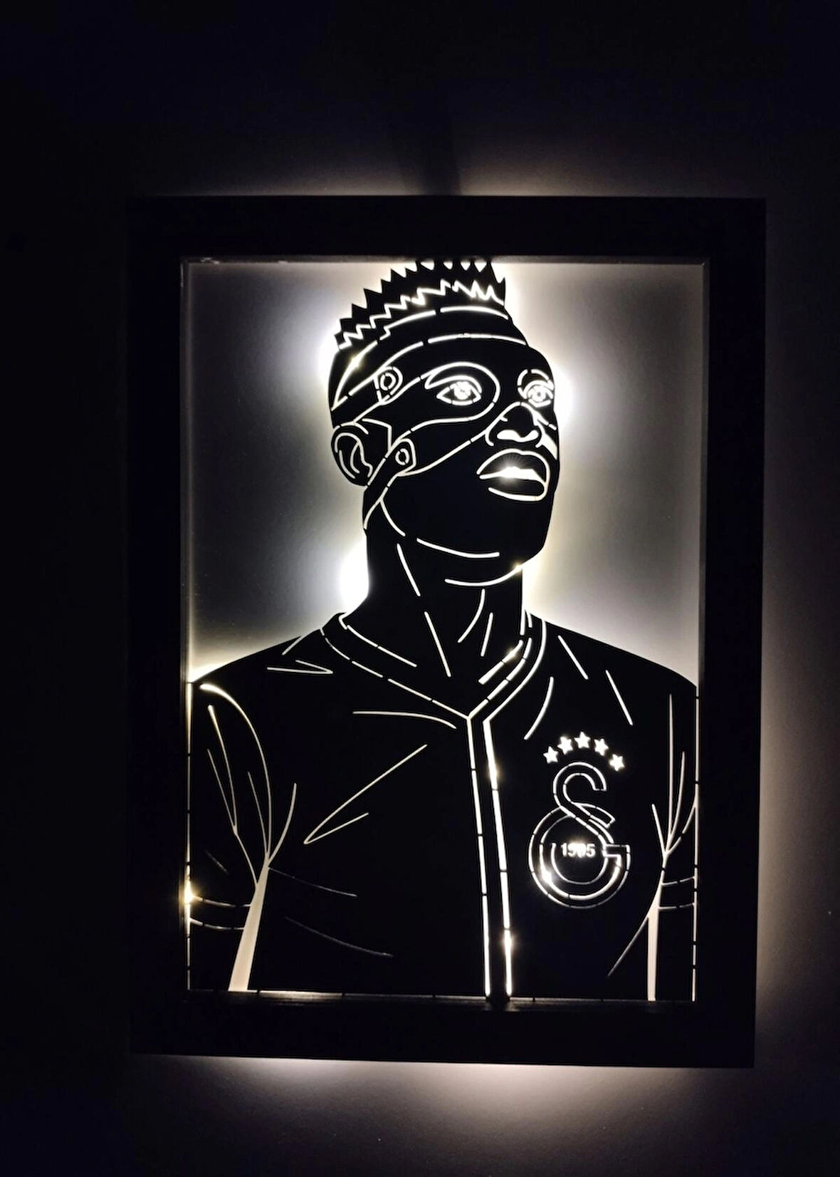 LED Işıklı Osimhen Tasarımlı Ahşap Dekoratif Duvar Çerçevesi – Galatasaray Temalı Özel Tasarım