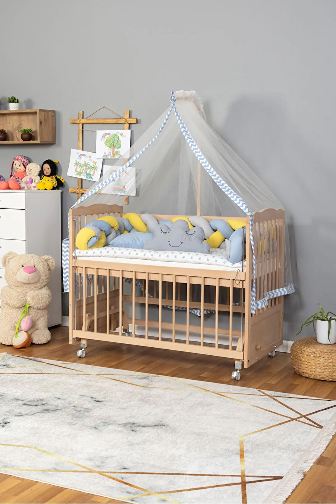 Ahşap Beşik Anne Yanı Beşik Organik 60x120 - Mavi Sarı Örgü Uyku Seti Seti + Yatak + Tekerlekli