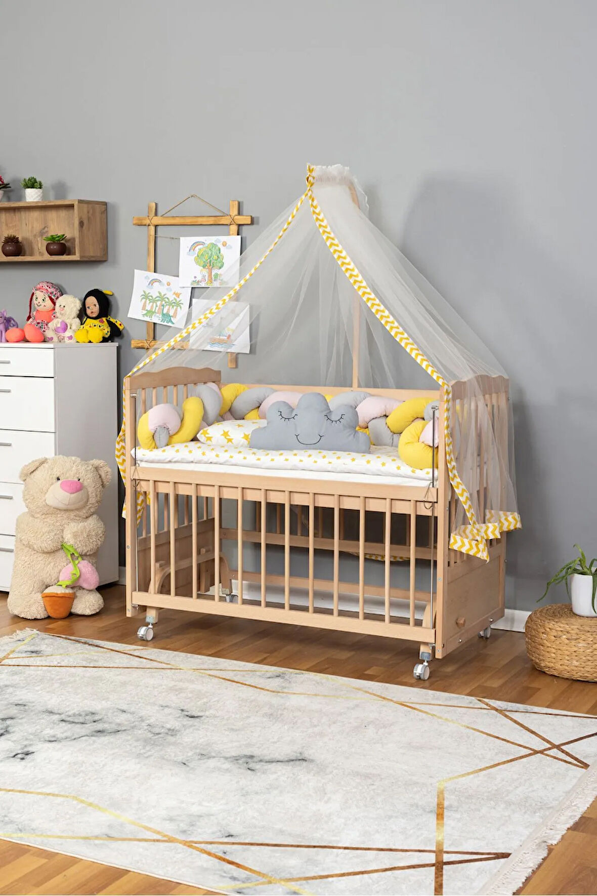 Ahşap Beşik Anne Yanı Beşik Organik 60x120 - Sarı Pembe Örgü Uyku Seti Seti + Yatak + Tekerlekli