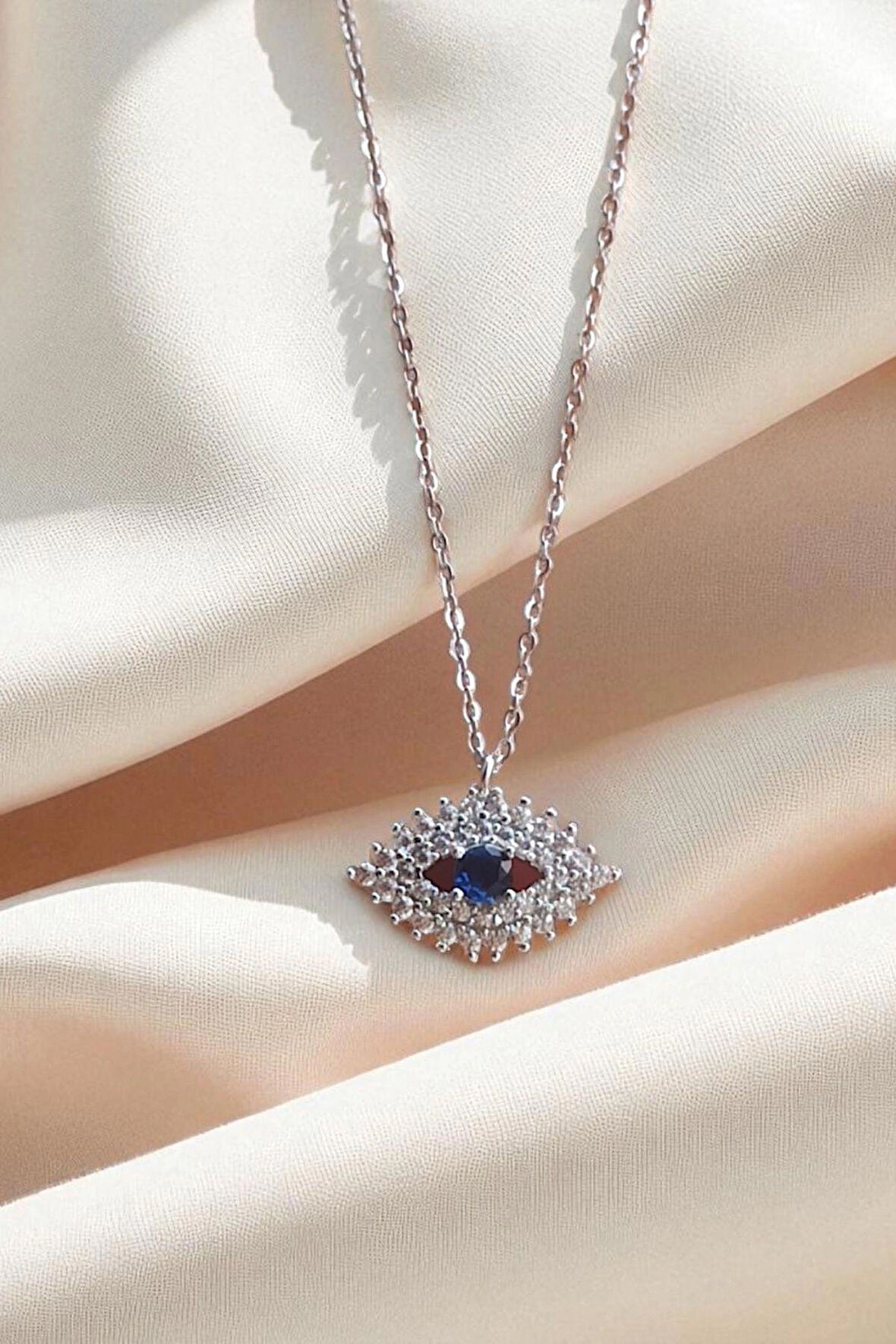 Takvanov Göz Motifli Taşlı Kadın Kolye – Gümüş Renk – Zarif ve Anlamlı Tasarım