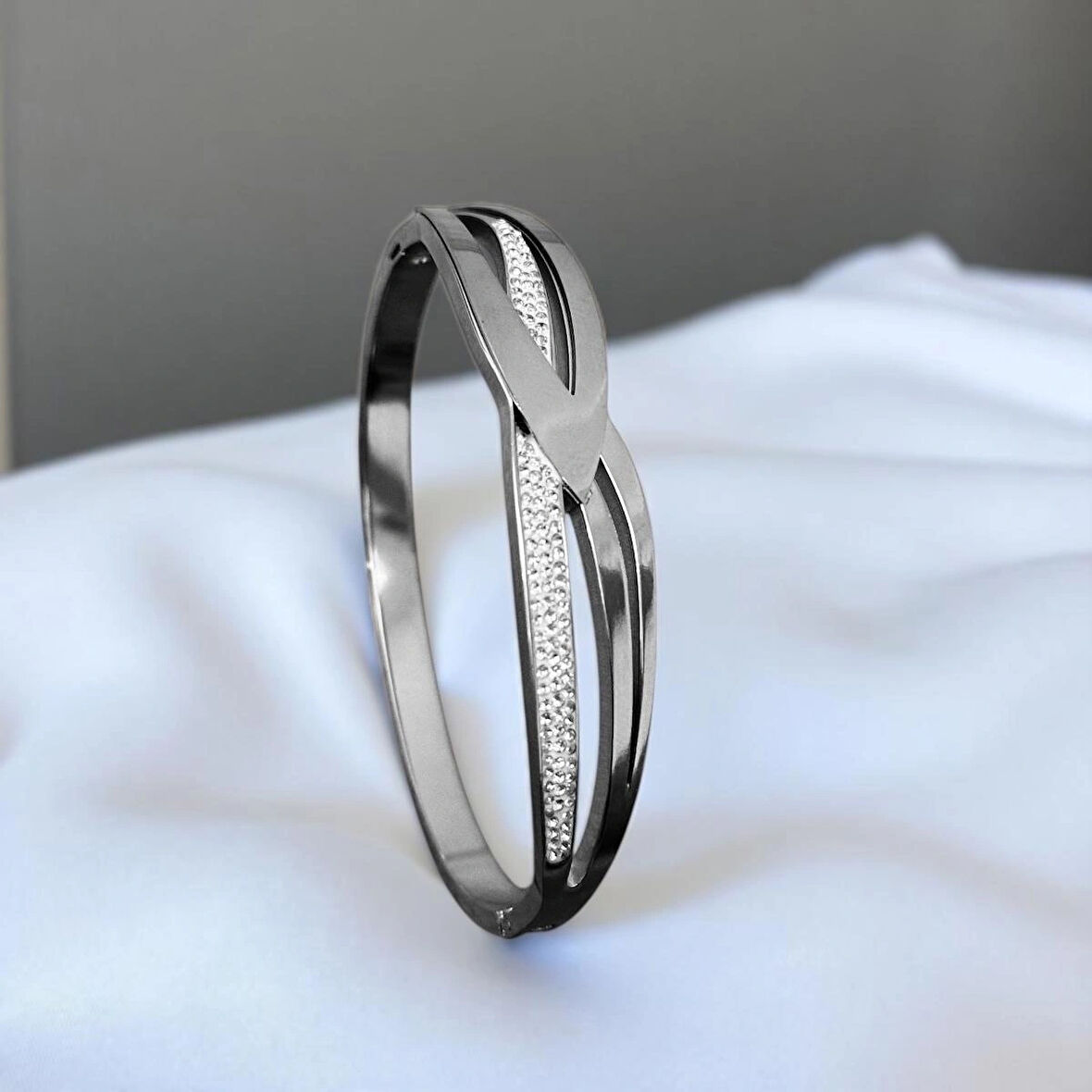 925 Ayar Gümüş Renk Kadın Çelik Kelepçe Bileklik – Taş Detaylı – Şık ve Zarif Tasarım