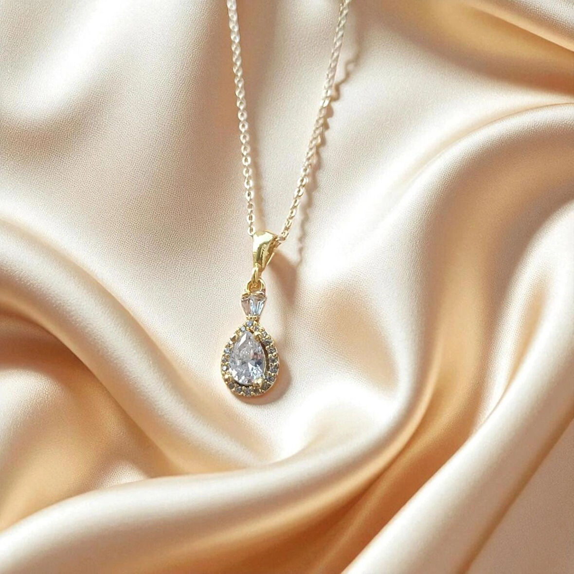 Takvanov Altın Renkli Damla Taşlı Çelik Kadın Kolye – Zarif ve Işıltılı Tasarım