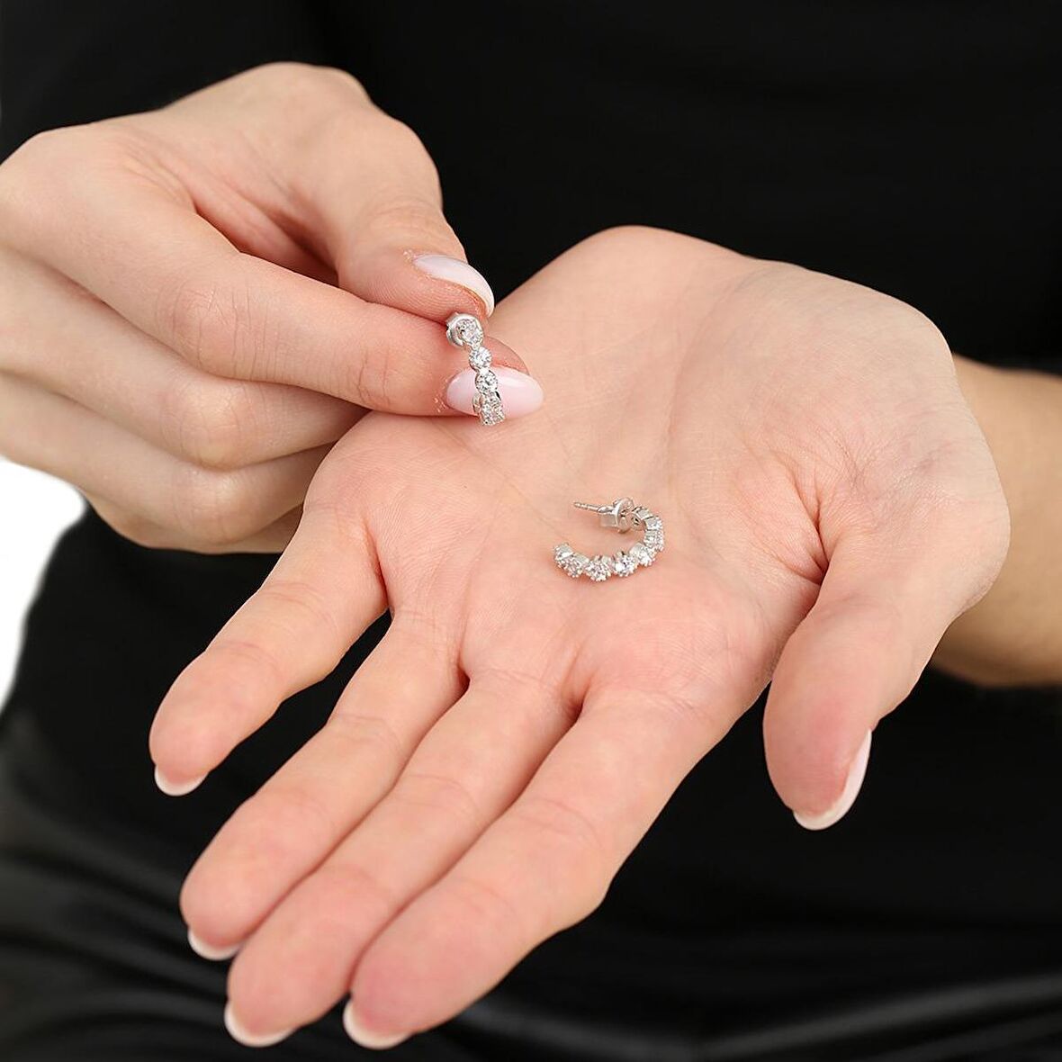 Sıralı Zirkon Taşlı Silver Renk Yarım Tur 925 Ayar Gümüş Kadın Küpe