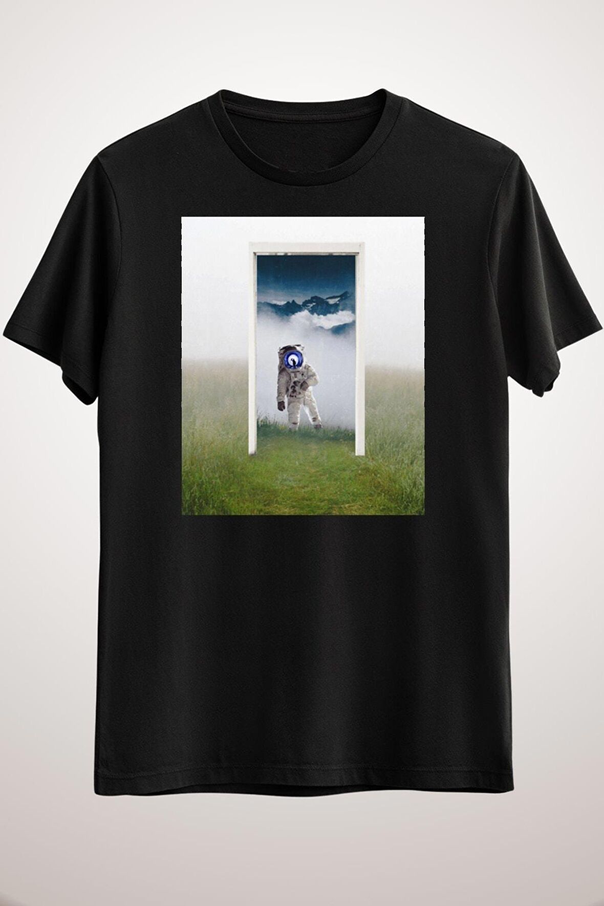 Erkek Siyah Astronaut In A Doorway Portal