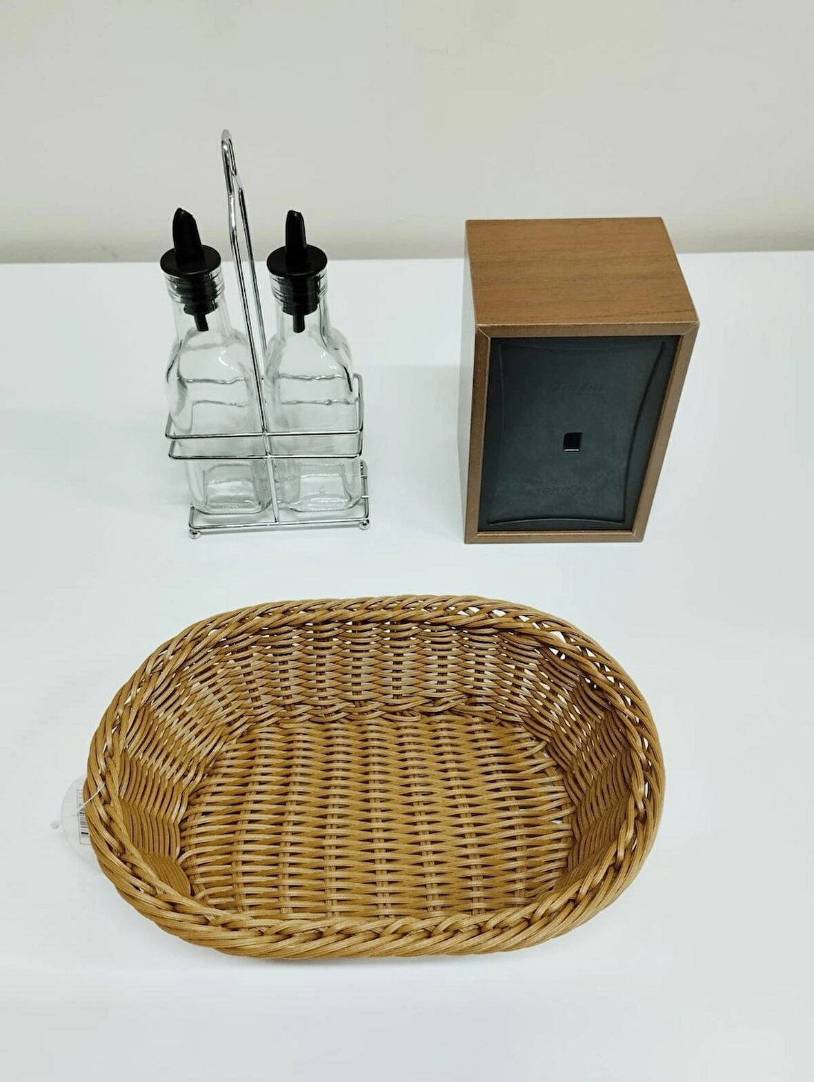 AHŞAP DİK PEÇETELİK-2'Lİ YAĞLIK-SİRKELİK-PLASTİK EKMEK SEPETİ (3'LÜ SET)