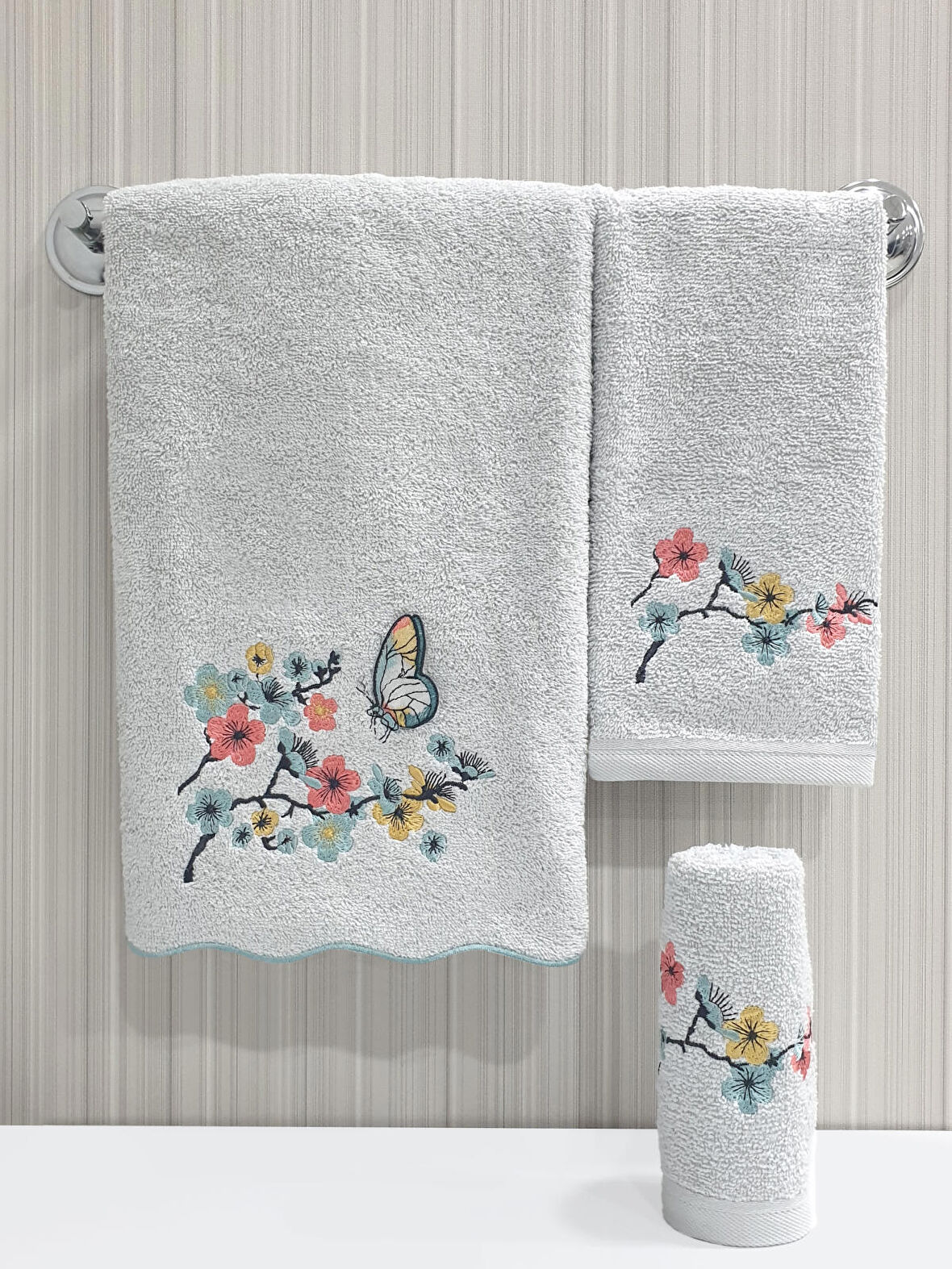 Dalgalı Kenar Nakışlı 3 Parça Havlu Seti 30x50 / 40x60 / 50x90 cm