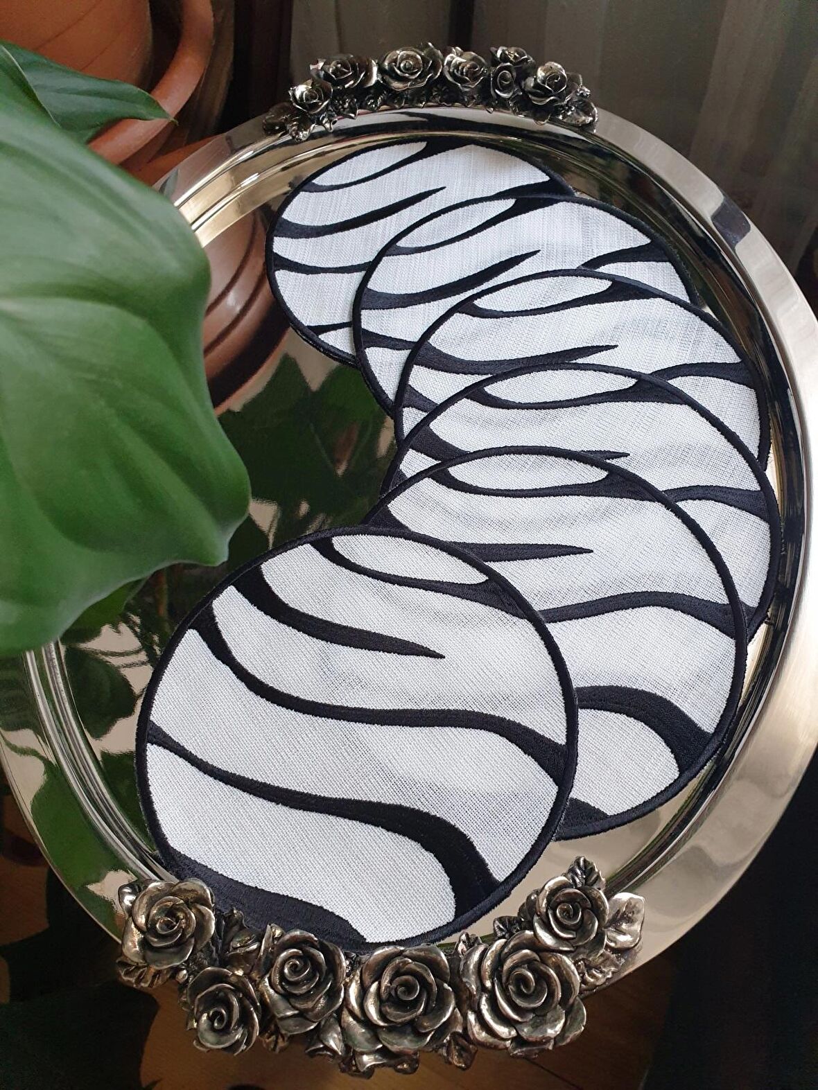 Zebra Desen Nakışlı Gardenya Keten Kumaş Kokteyl Peçetesi, Bardak Altlığı 6'lı Set