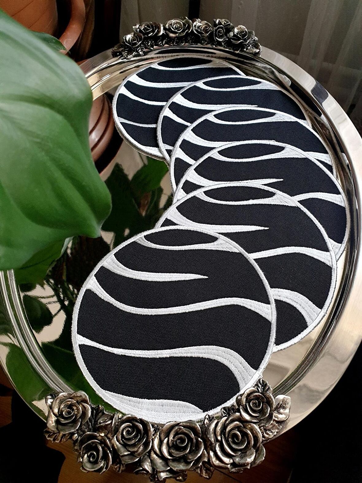Zebra Desen Nakışlı Gardenya Keten Kumaş Kokteyl Peçetesi, Bardak Altlığı 6'lı Set