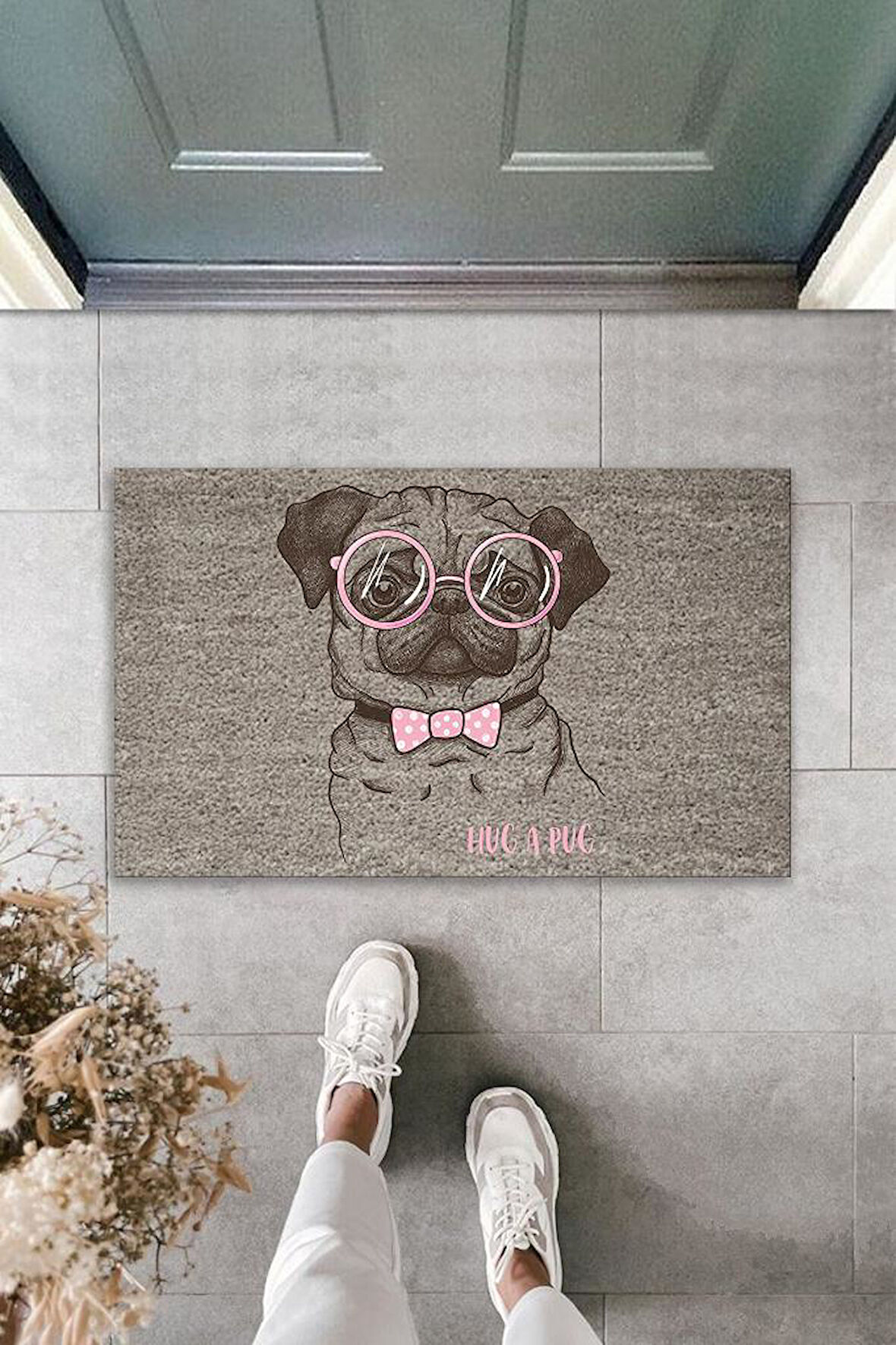Dijital Baskı Gri Hug A Pug Yazılı Pembe Fiyonklu Gözlüklü Köpek Dekoratif Kapı Paspası K-2019