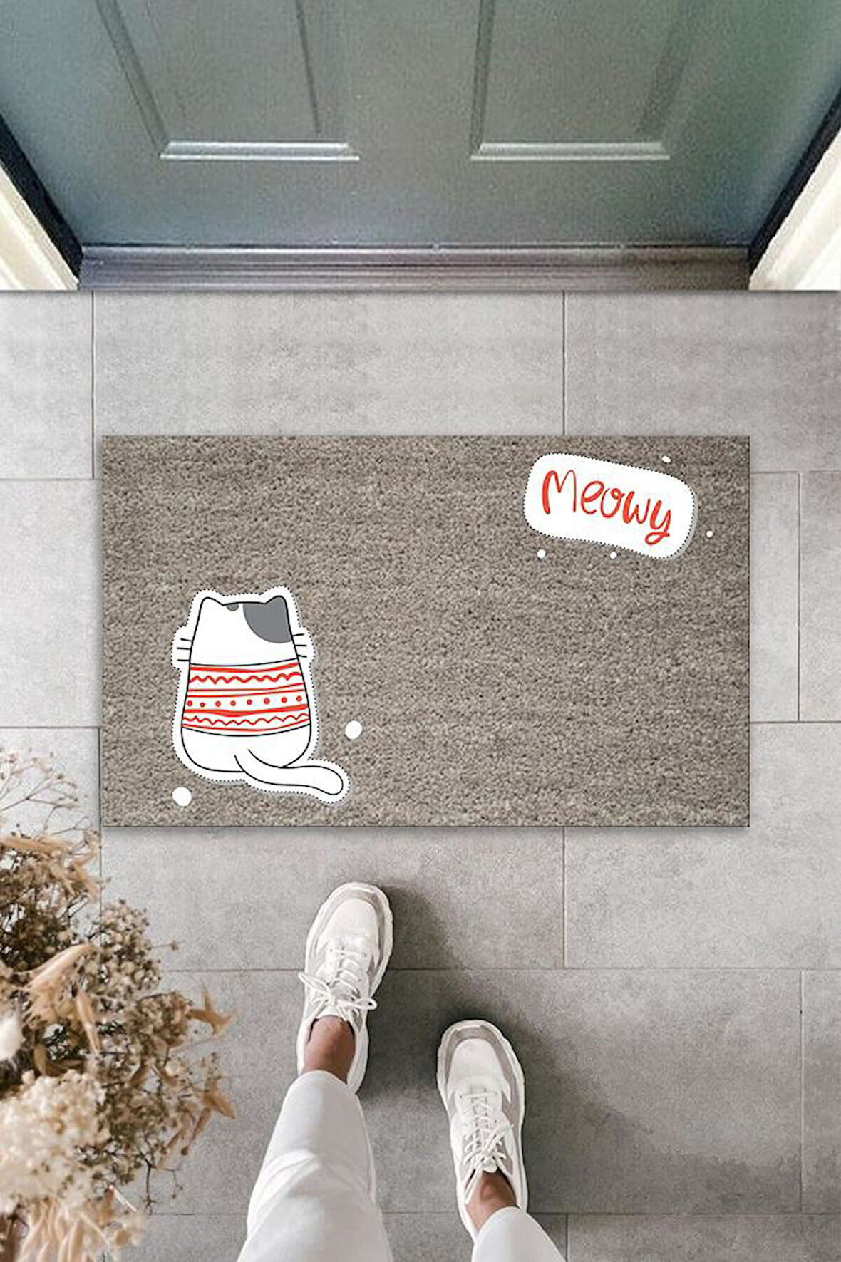 Dijital Baskı Gri Meowy Yazılı Arkasını Dönmüş Kazaklı Kedi Dekoratif Kapı Paspası K-2061