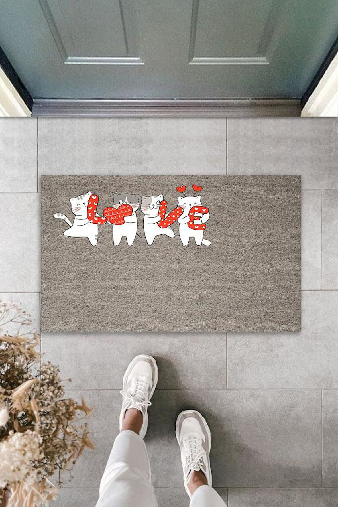 Dijital Baskı Gri Love Harflerini Tutan Beyaz Kediler Dekoratif Kapı Paspası K-2067