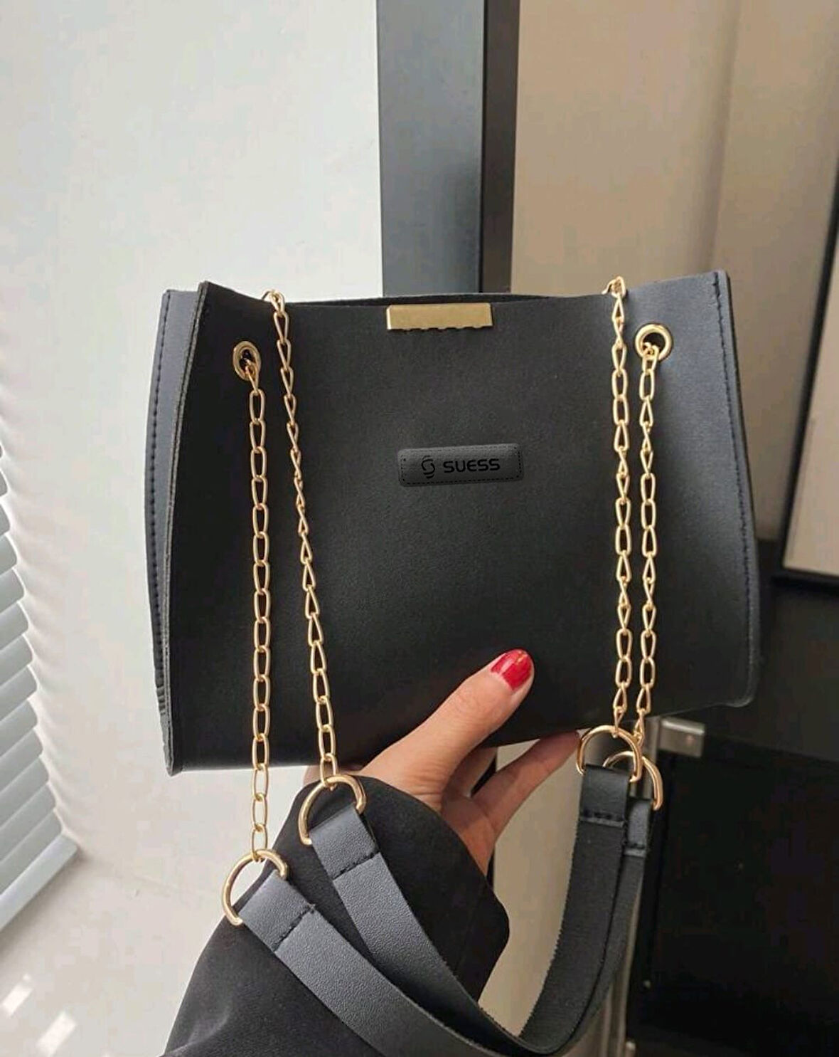 Zincir Askılı ve Zincir Kapamalı Deri Mini Kare Çanta