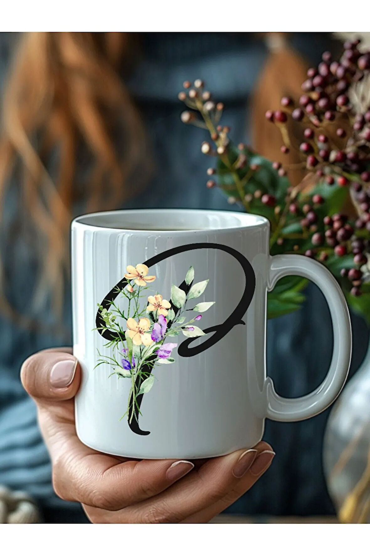 Çiçekli İtalik Harf Şeklinde Kişiye Özel 3 Boyutlu Tasarım Seramik Kupa Mug - Hediyelik